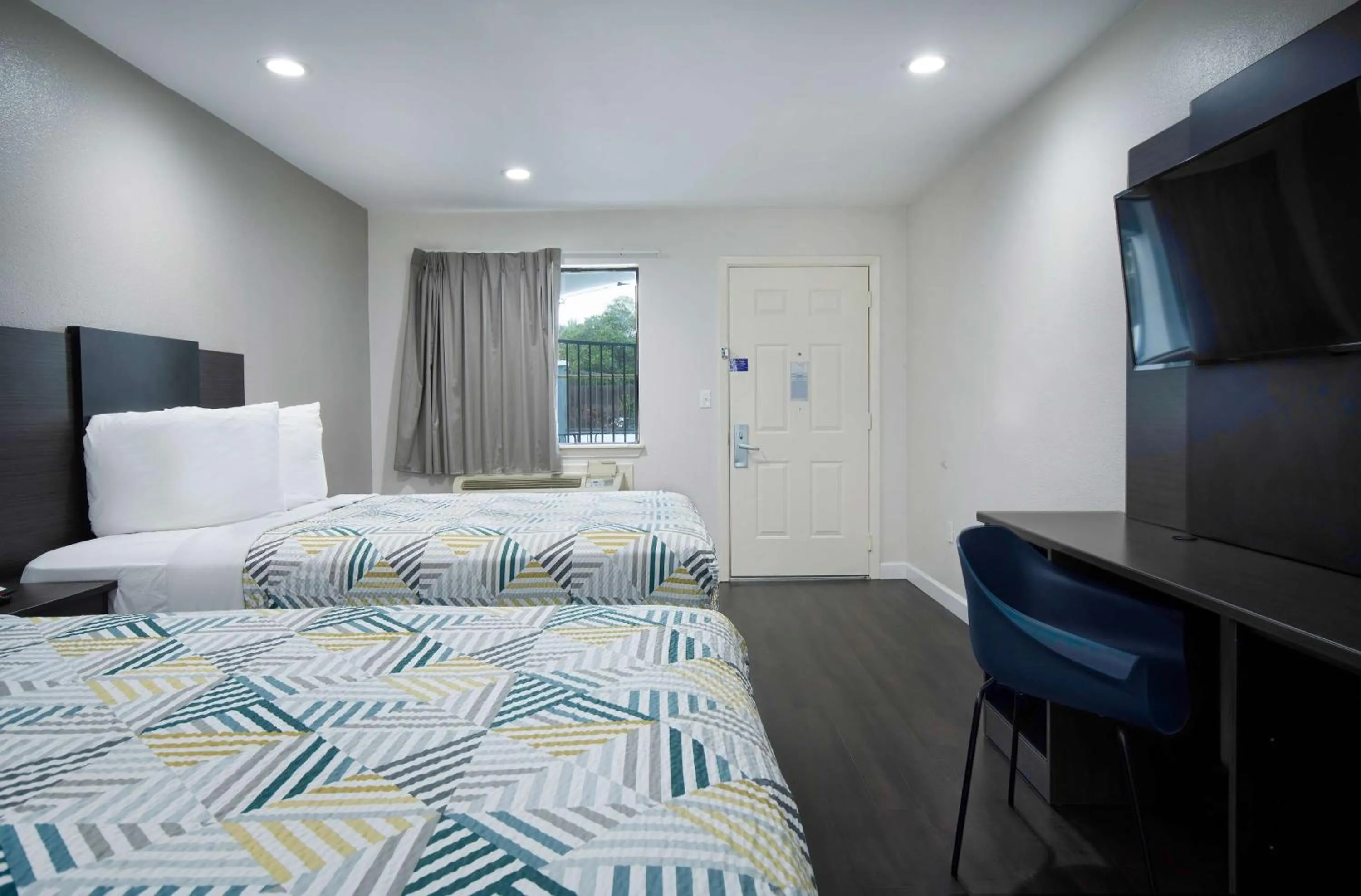 Bedroom, Bed in Motel 6 Houston, TX - I-10 West