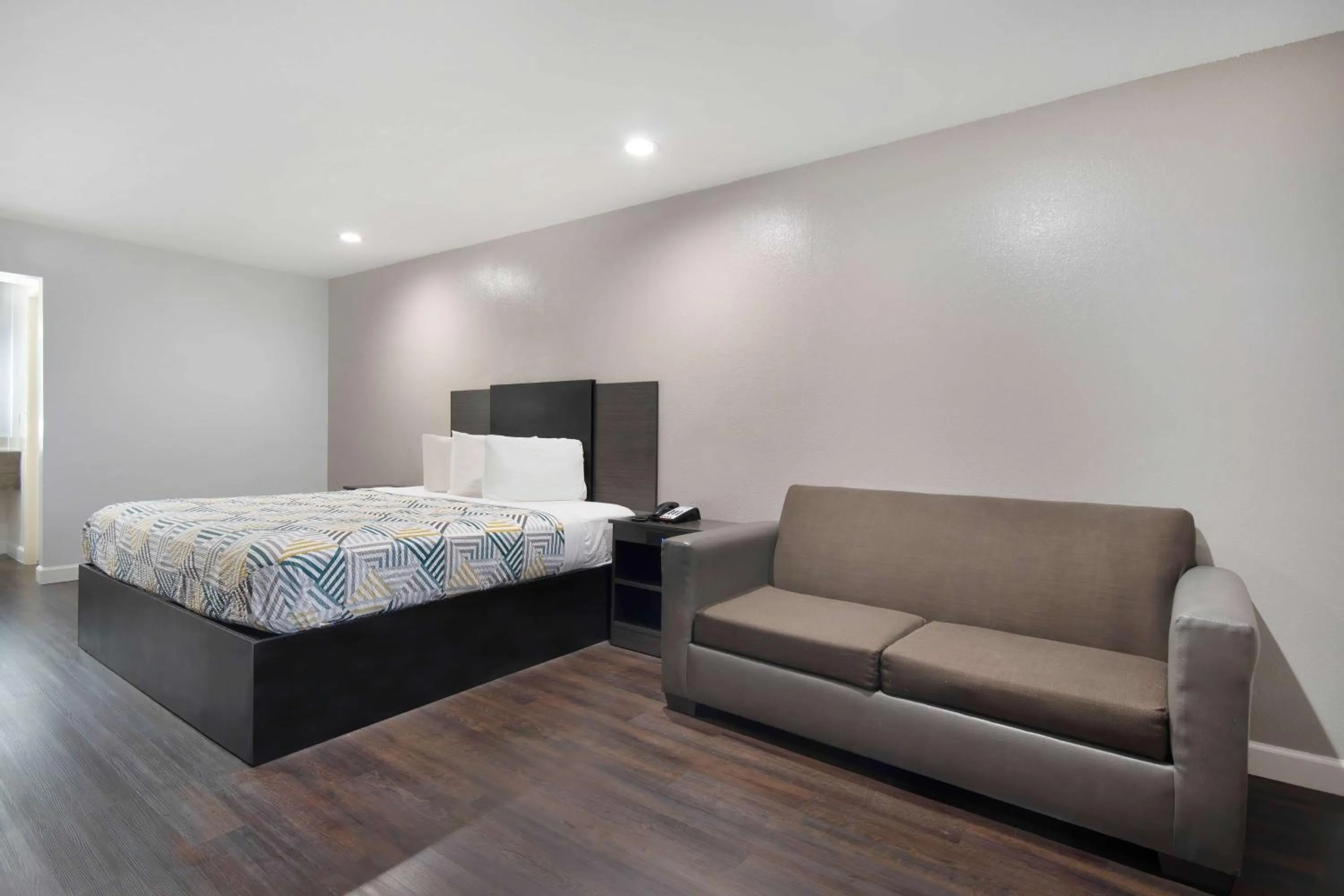 Bedroom, Bed in Motel 6 Houston, TX - I-10 West