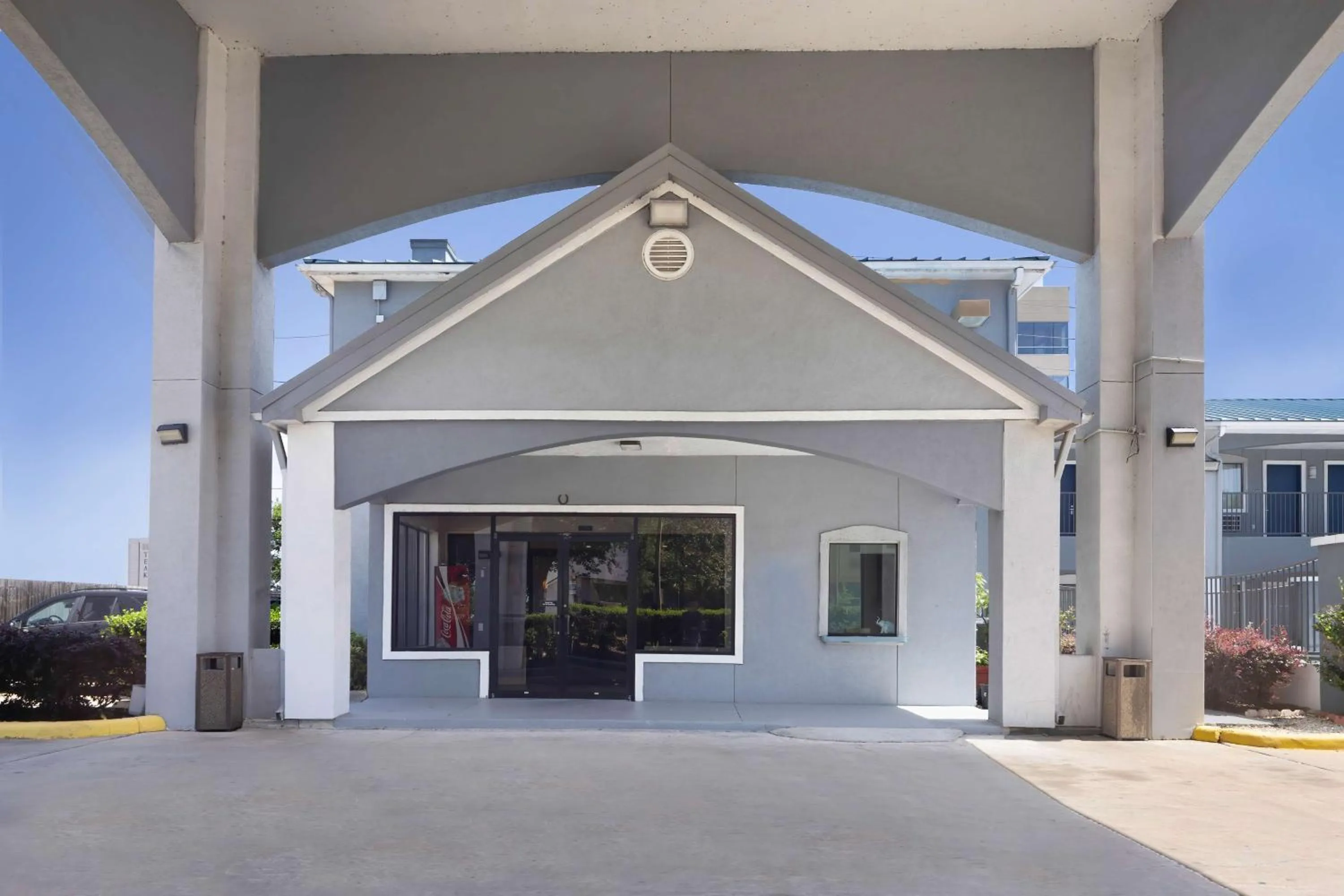 Property building in Motel 6 Houston, TX - I-10 West