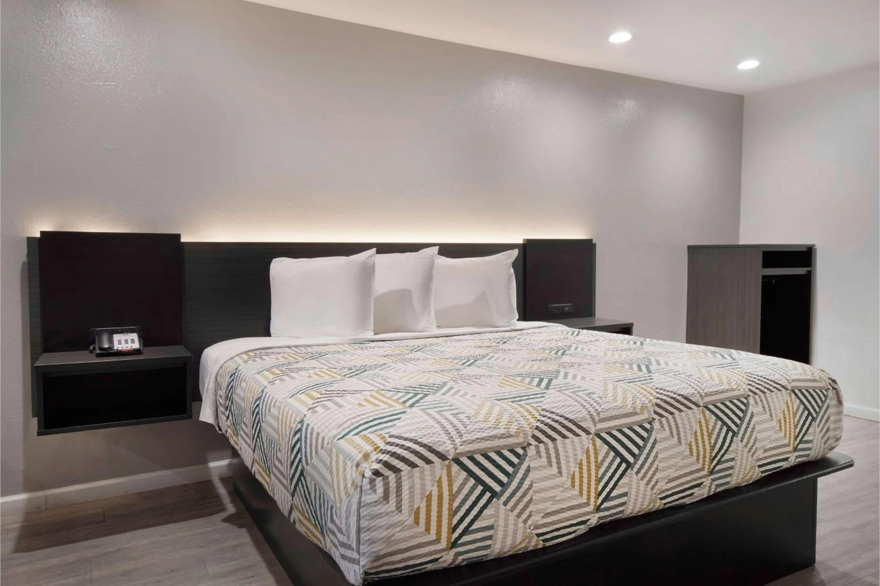 Bedroom, Bed in Motel 6 Houston, TX - I-10 West