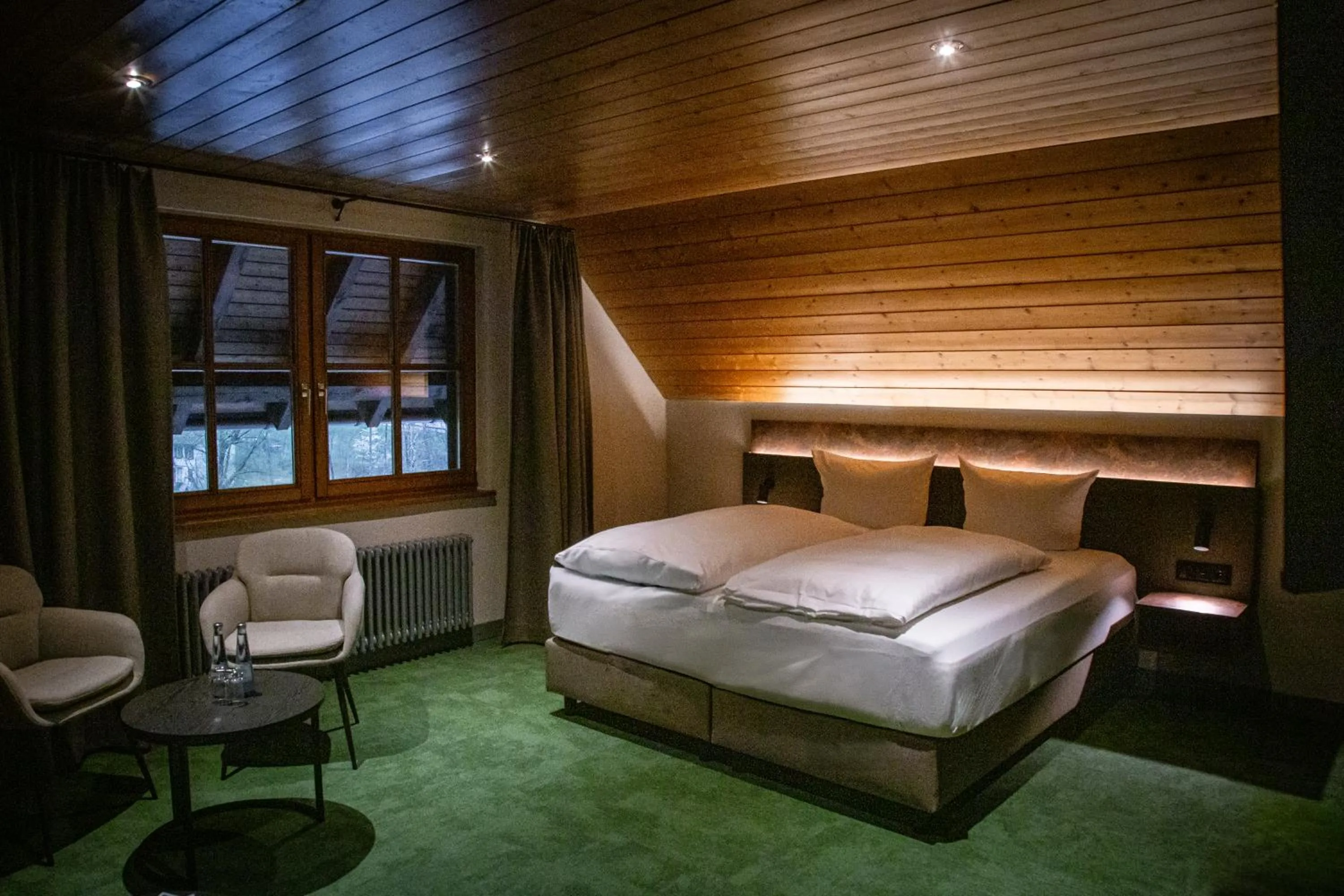 Photo of the whole room, Bed in Hotel Hofgut Sternen - Ravennaschlucht