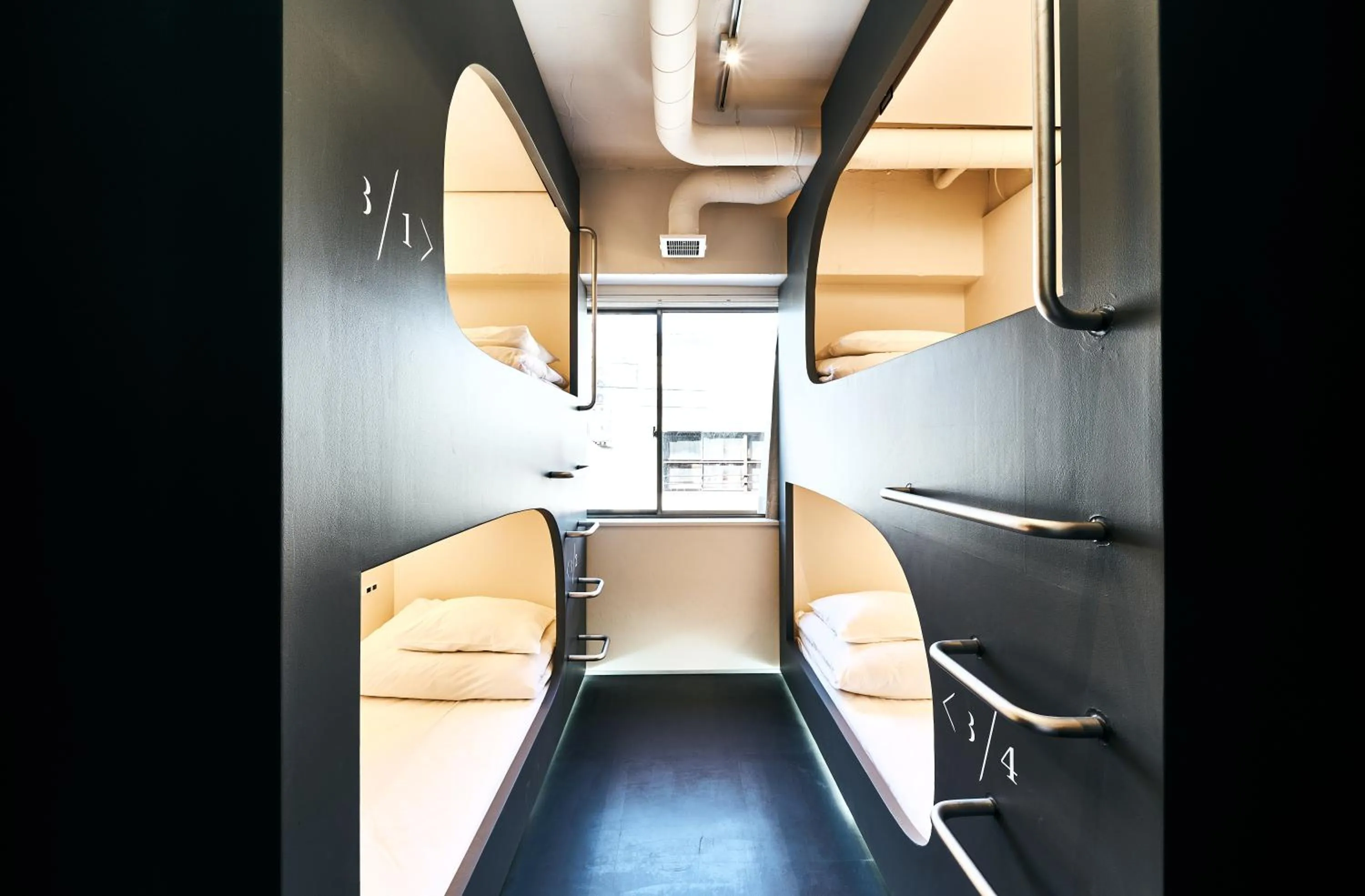 Photo of the whole room in Cocts Akihabara