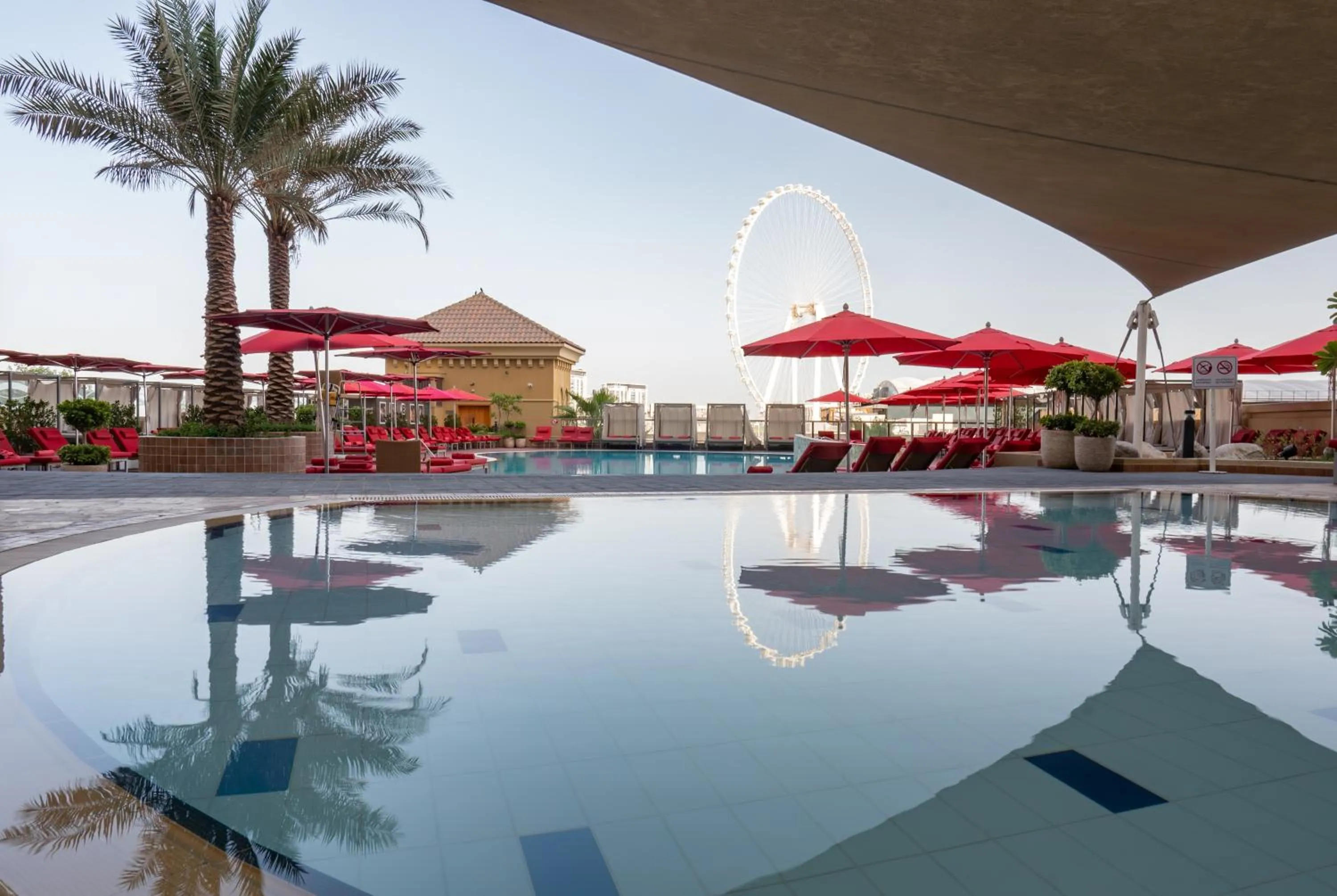 Swimming pool in Amwaj Rotana, Jumeirah Beach - Dubai
