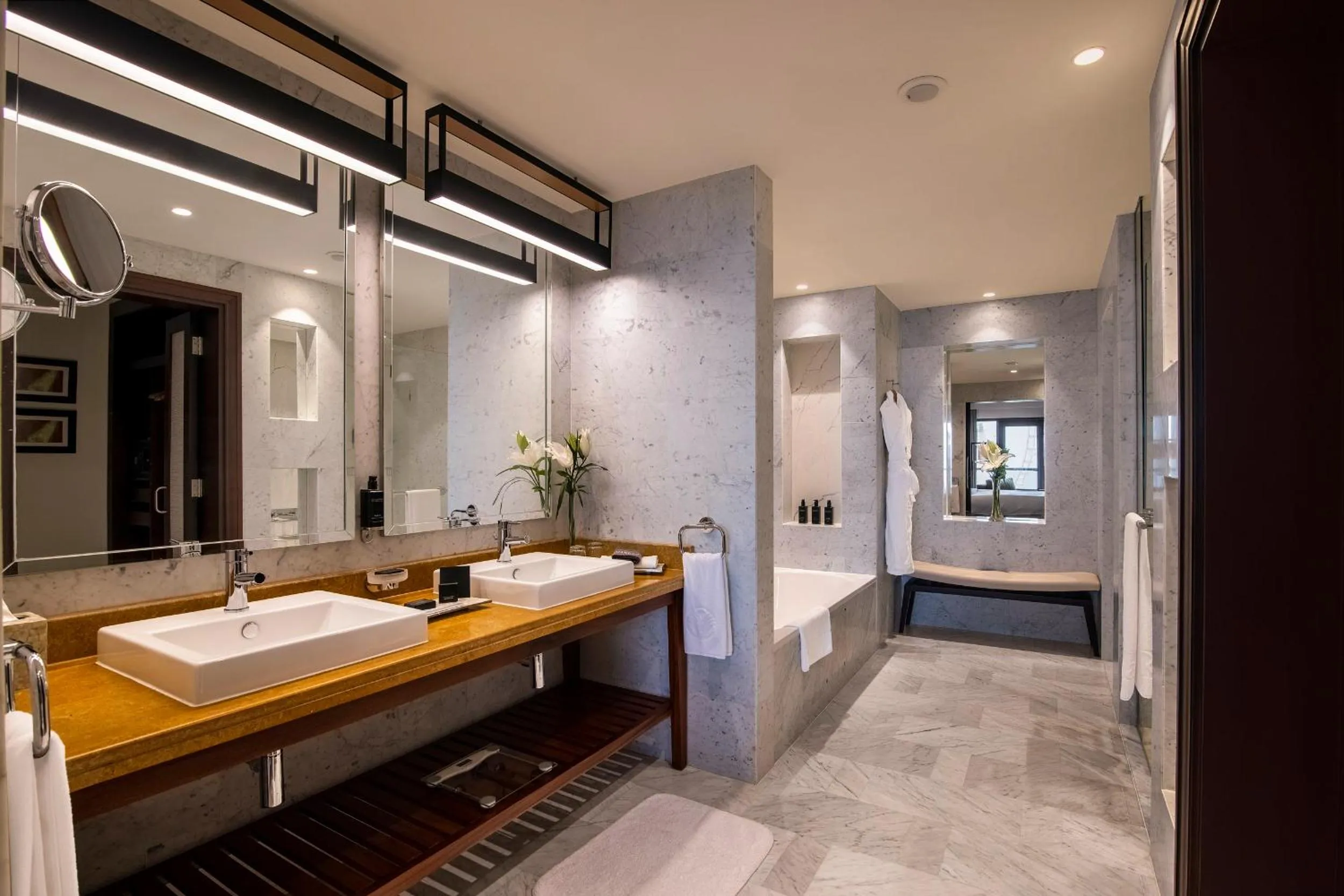 Bathroom, Bed in Amwaj Rotana, Jumeirah Beach - Dubai