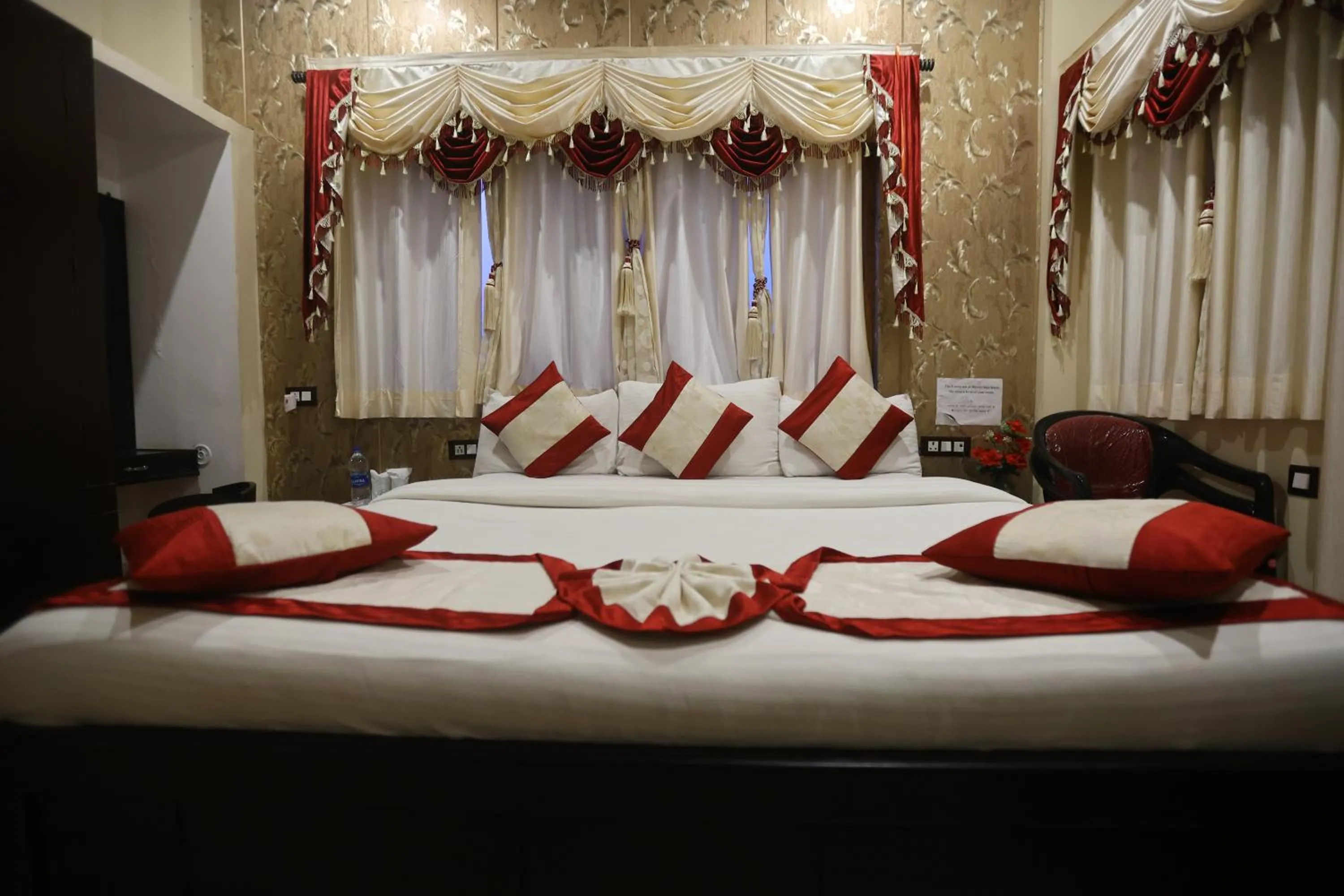 Property building, Bed in The Ranikhet Continental