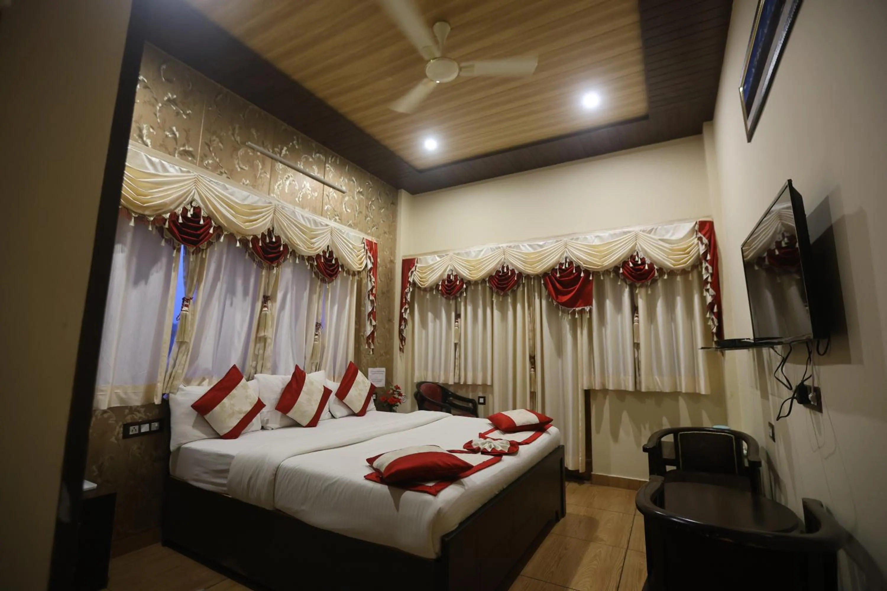 Bedroom, Bed in The Ranikhet Continental