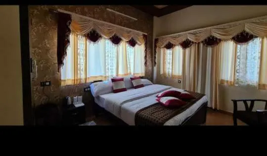Photo of the whole room, Bed in The Ranikhet Continental