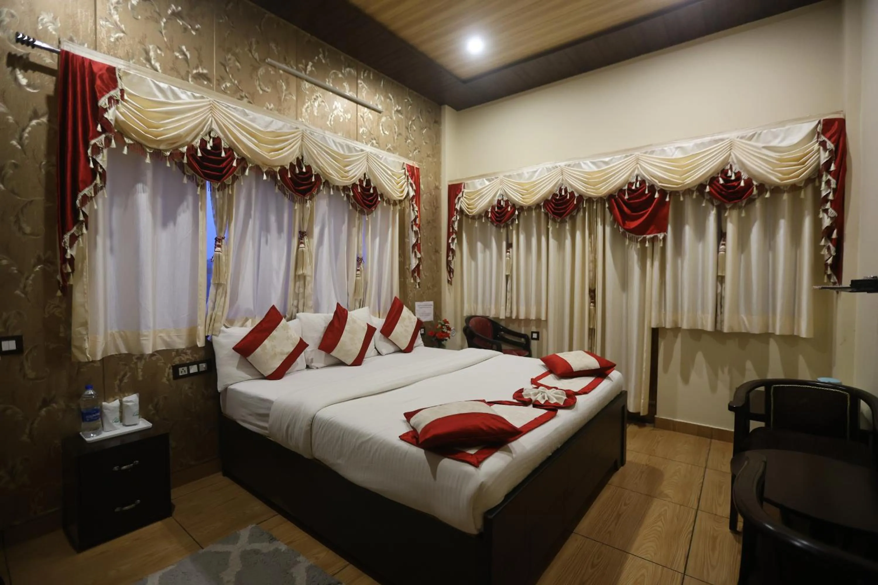 Property building, Bed in The Ranikhet Continental