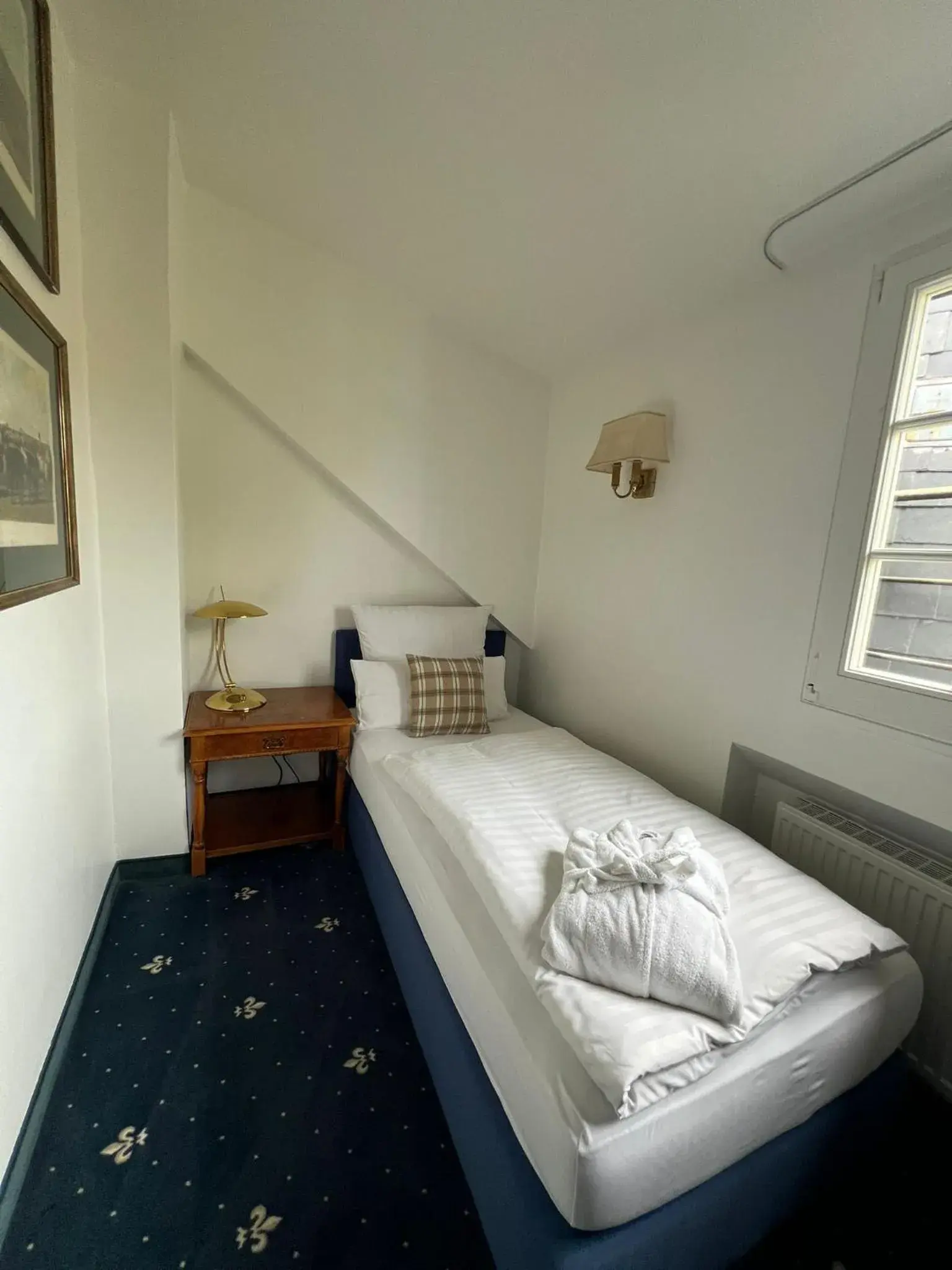 Bath Robe Single Room with Private External Bathroom in Hotel Windsor Bath Robe Single Room with Private External Bathroom in Hotel Windsor