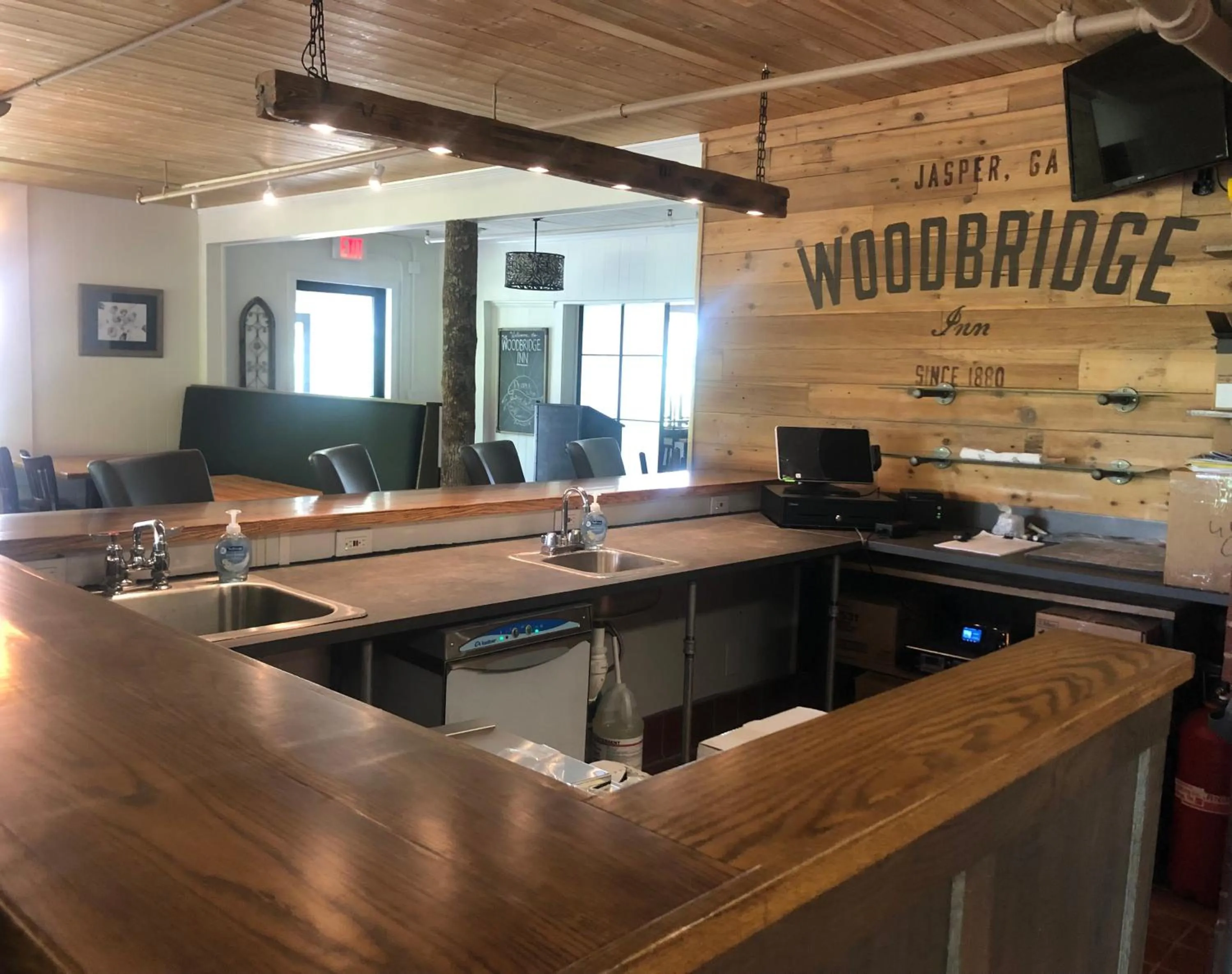 Lounge or bar in Woodbridge Inn & Tavern