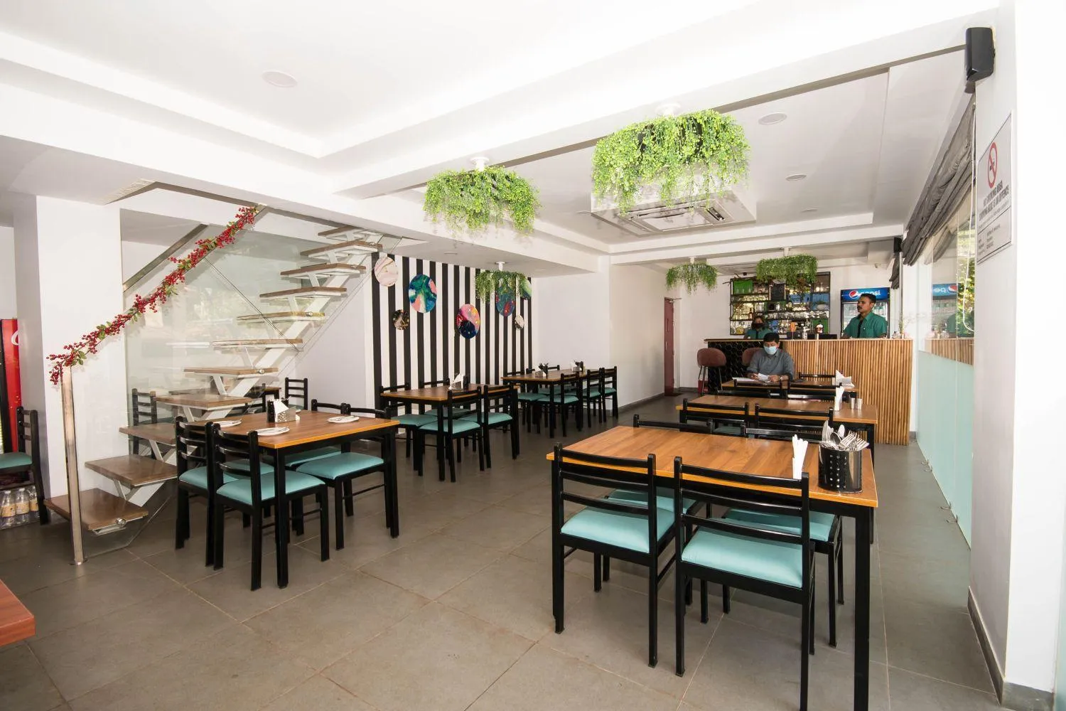 Restaurant/places to eat in Hotel Vemara