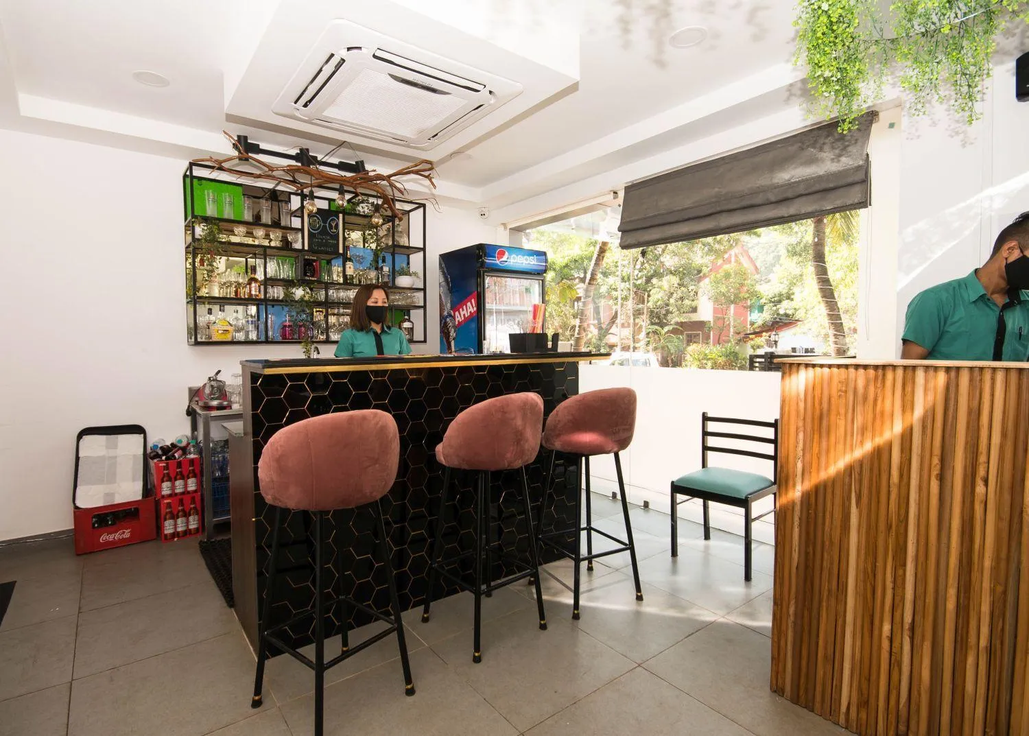 Restaurant/places to eat in Hotel Vemara