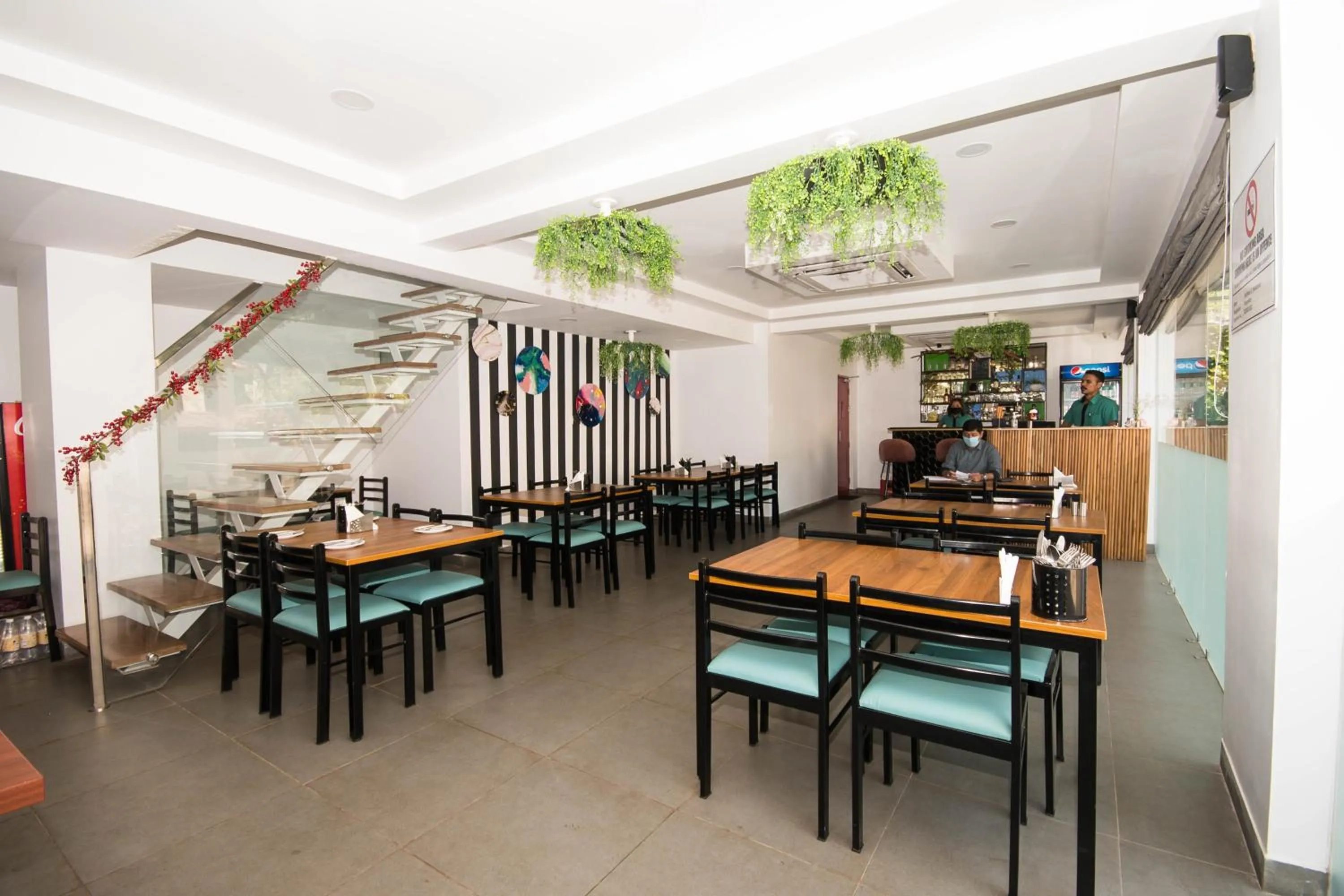 Restaurant/places to eat in Hotel Vemara