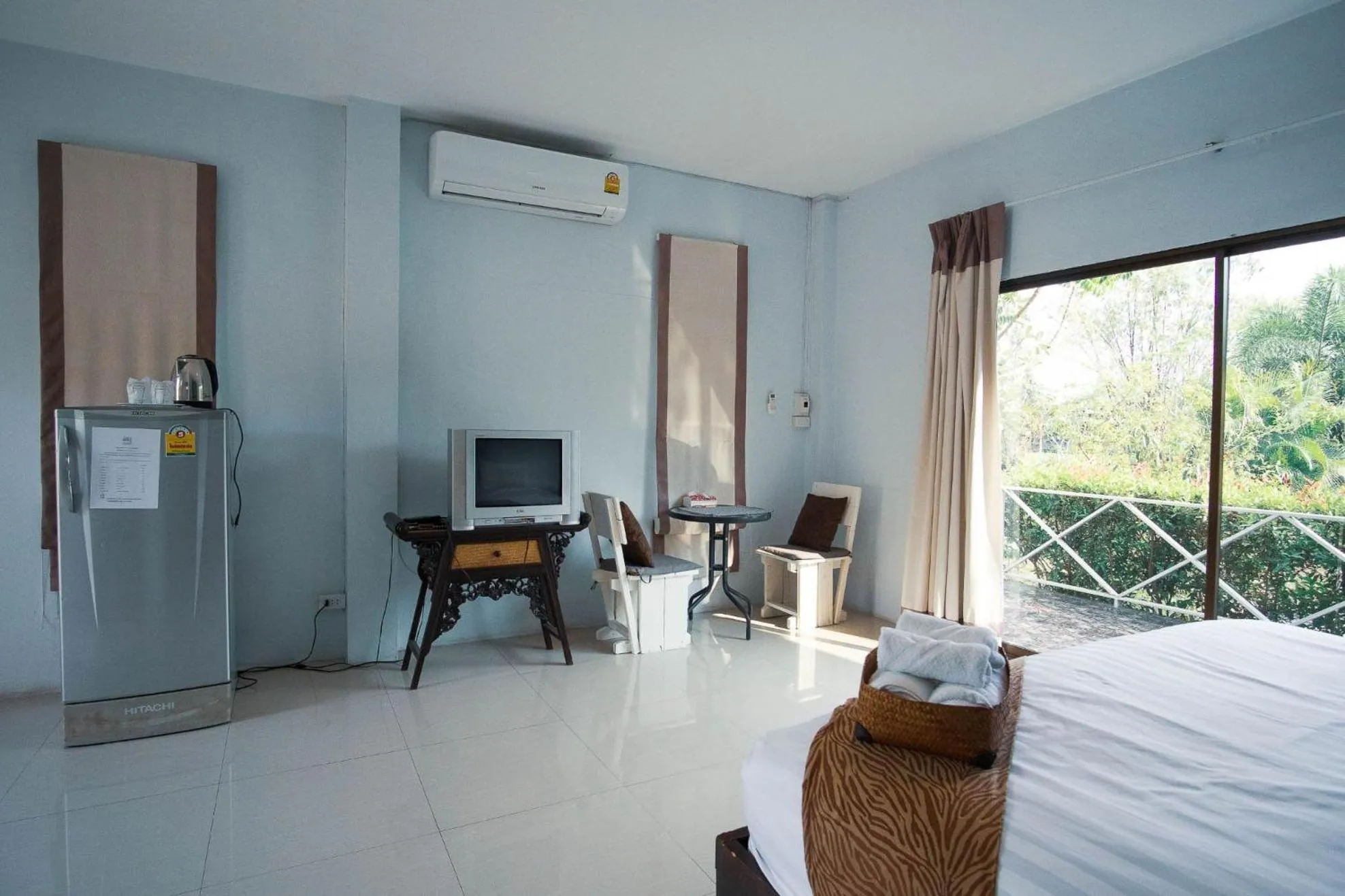 Seating area, Bed in Long Lake Resort