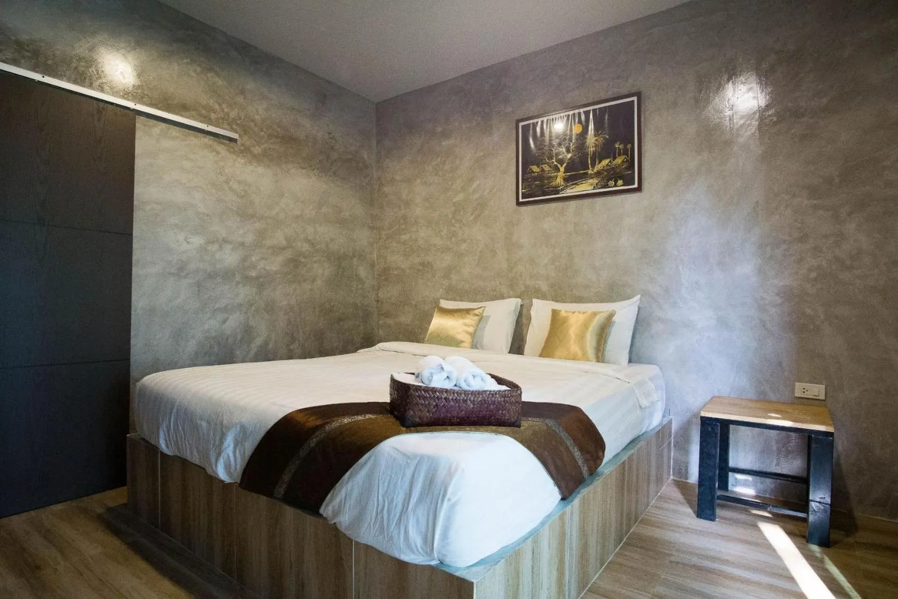 Photo of the whole room, Bed in Long Lake Resort