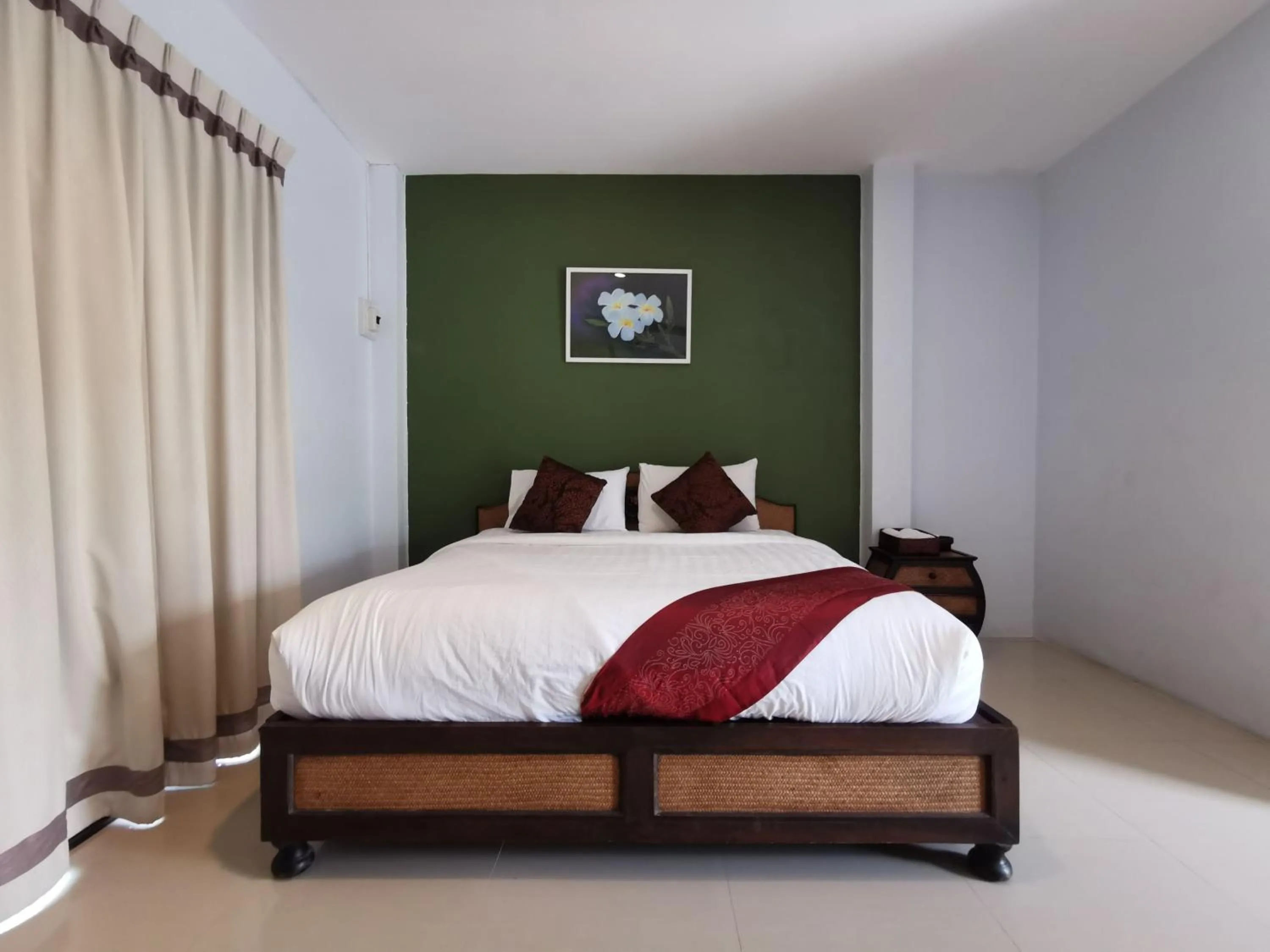 Photo of the whole room, Bed in Long Lake Resort