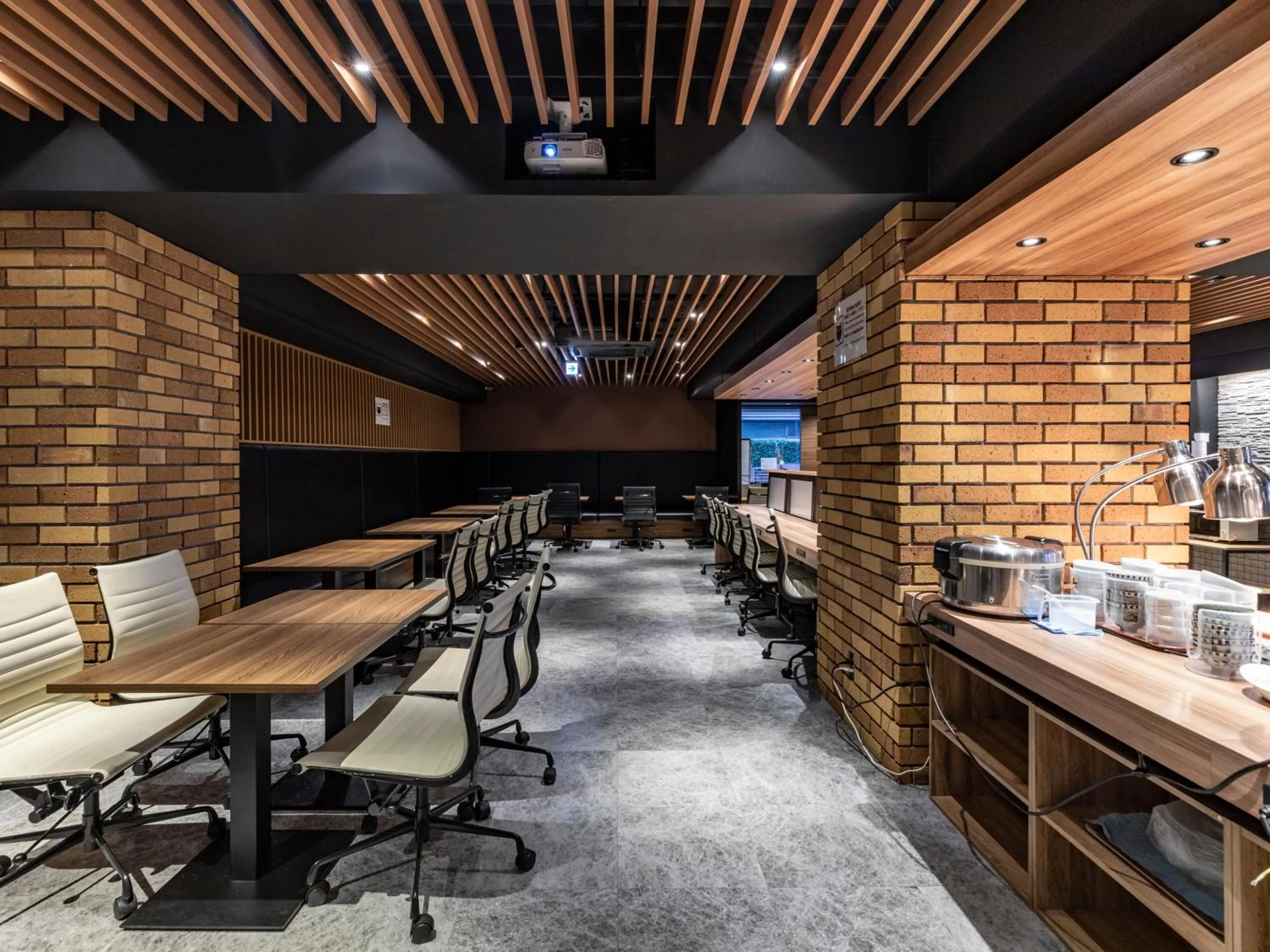 Restaurant/places to eat in Trust Hotel