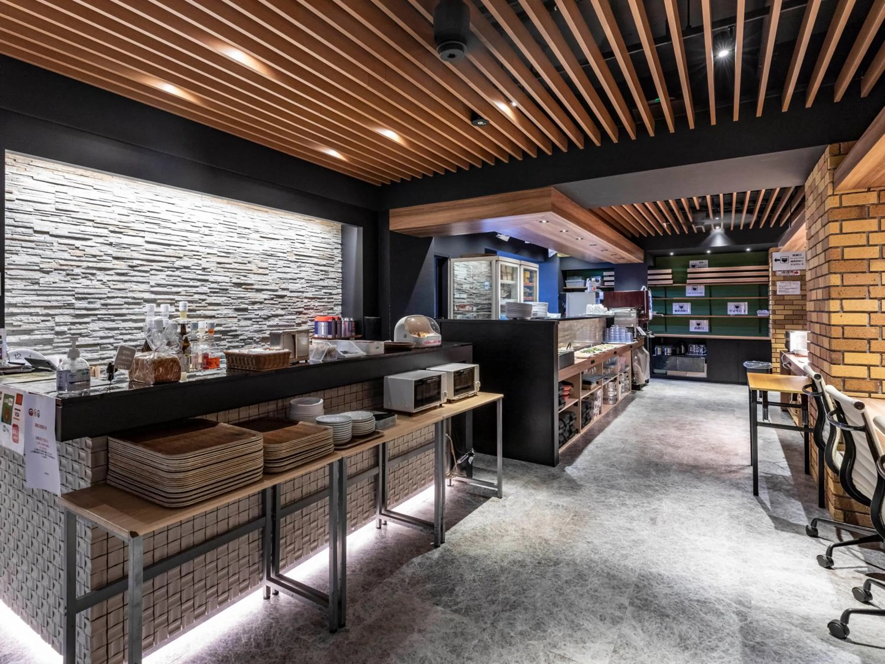 Restaurant/places to eat in Trust Hotel