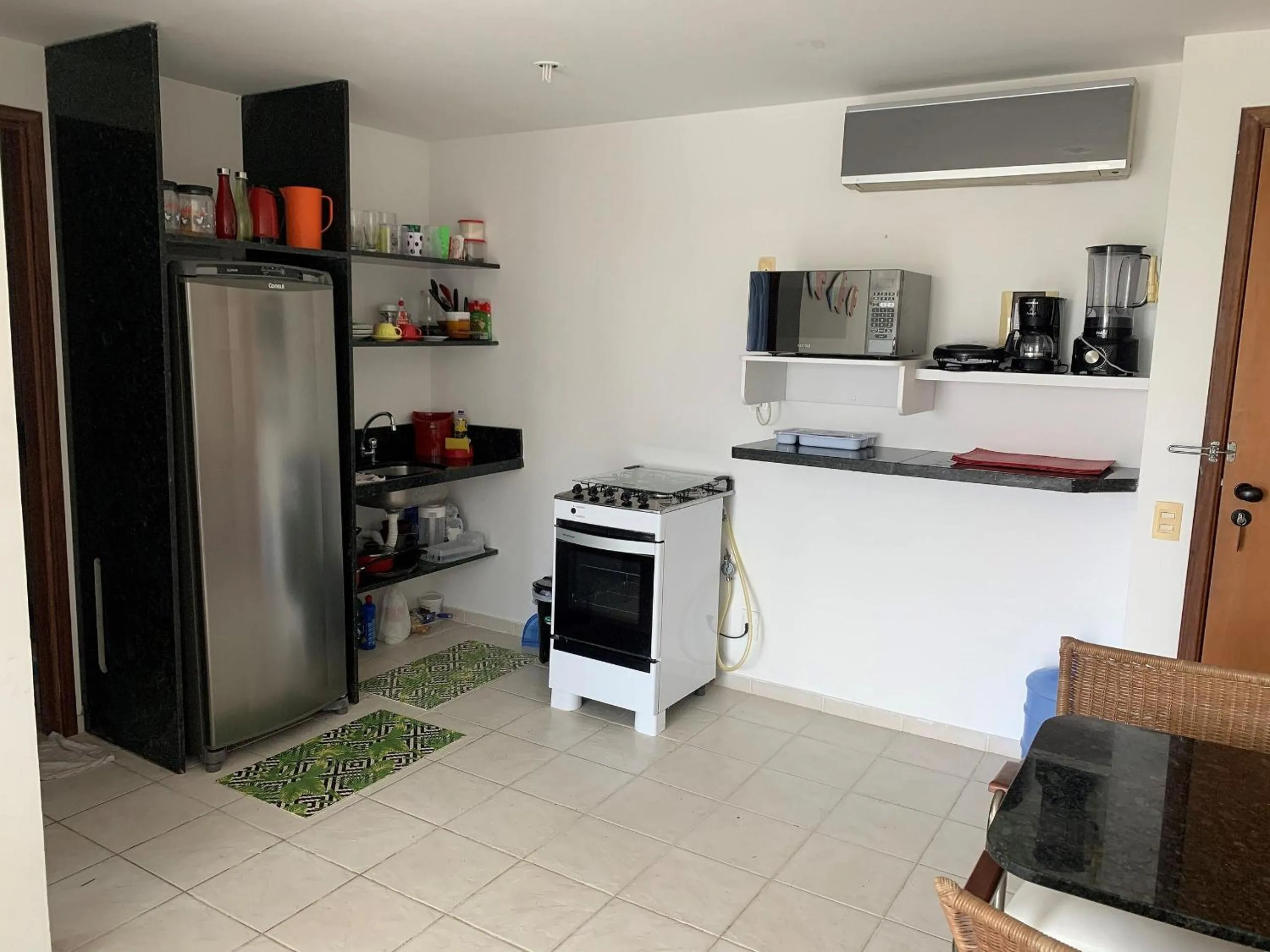 Kitchen or kitchenette in Muro Alto Marupiara Suítes