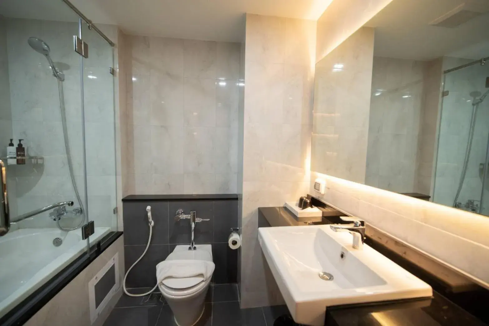 Deluxe Room with Bathtub in Lewit Hotel Pattaya, a member of Radisson Individuals Deluxe Room with Bathtub in Lewit Hotel Pattaya, a member of Radisson Individuals