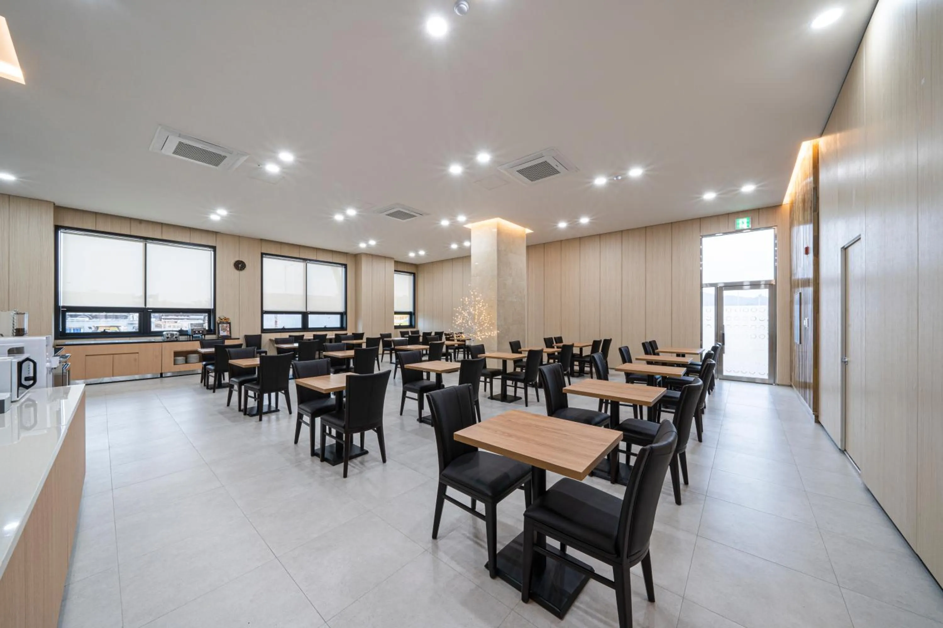 Restaurant/places to eat in Best Western Asan Hotel