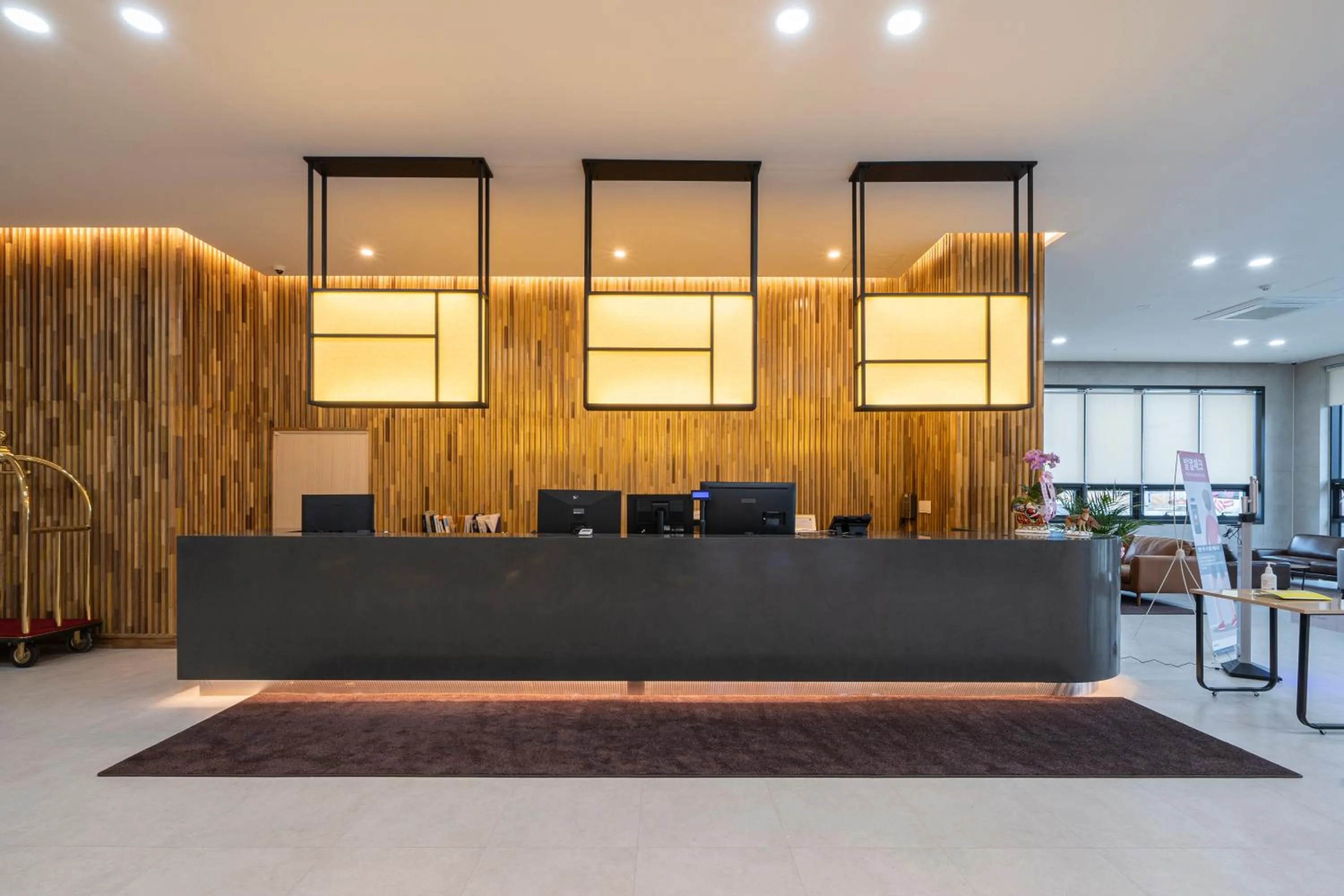 Lobby or reception in Best Western Asan Hotel