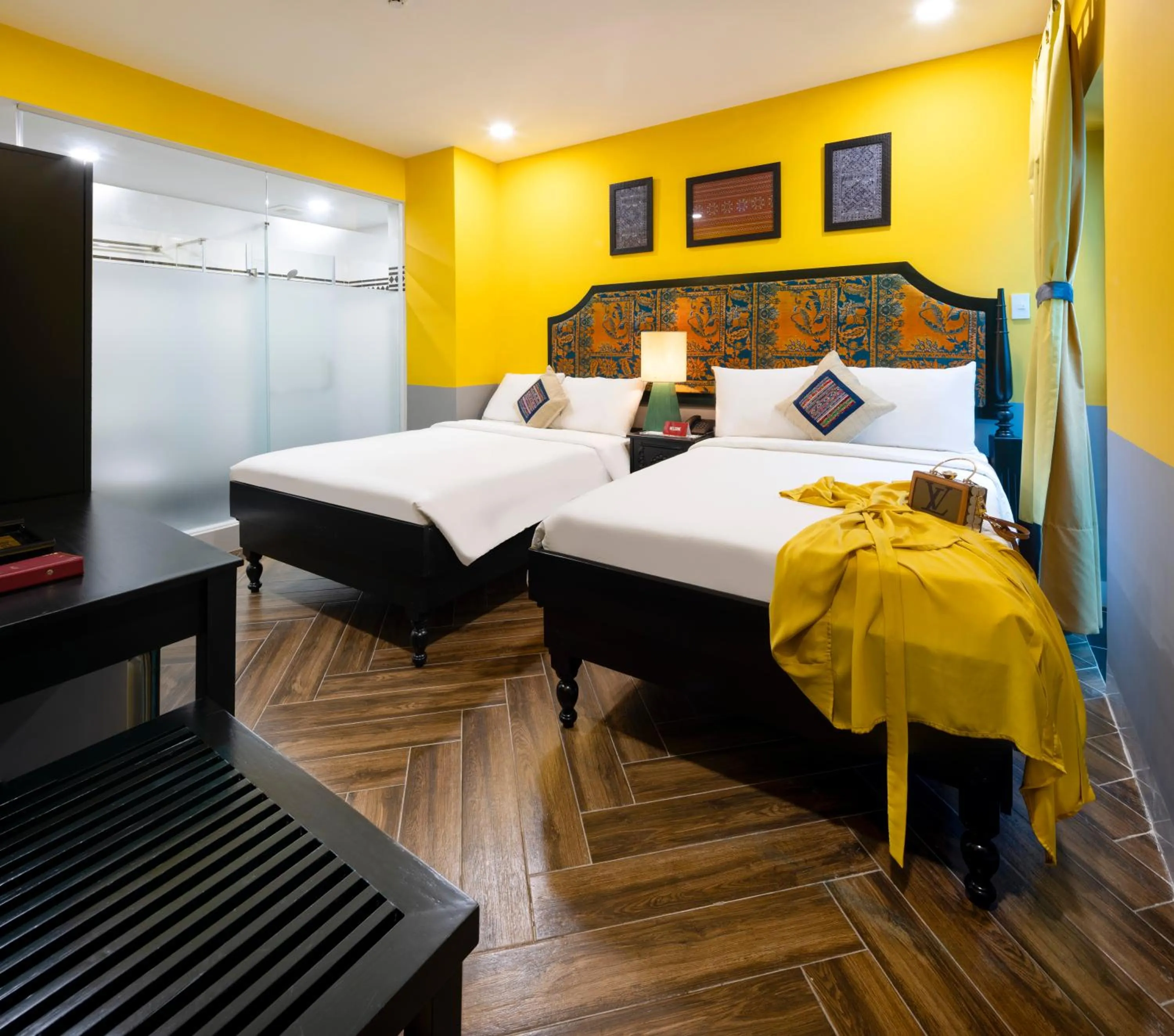 Photo of the whole room, Bed in Heritage Boutique Sierra Legend