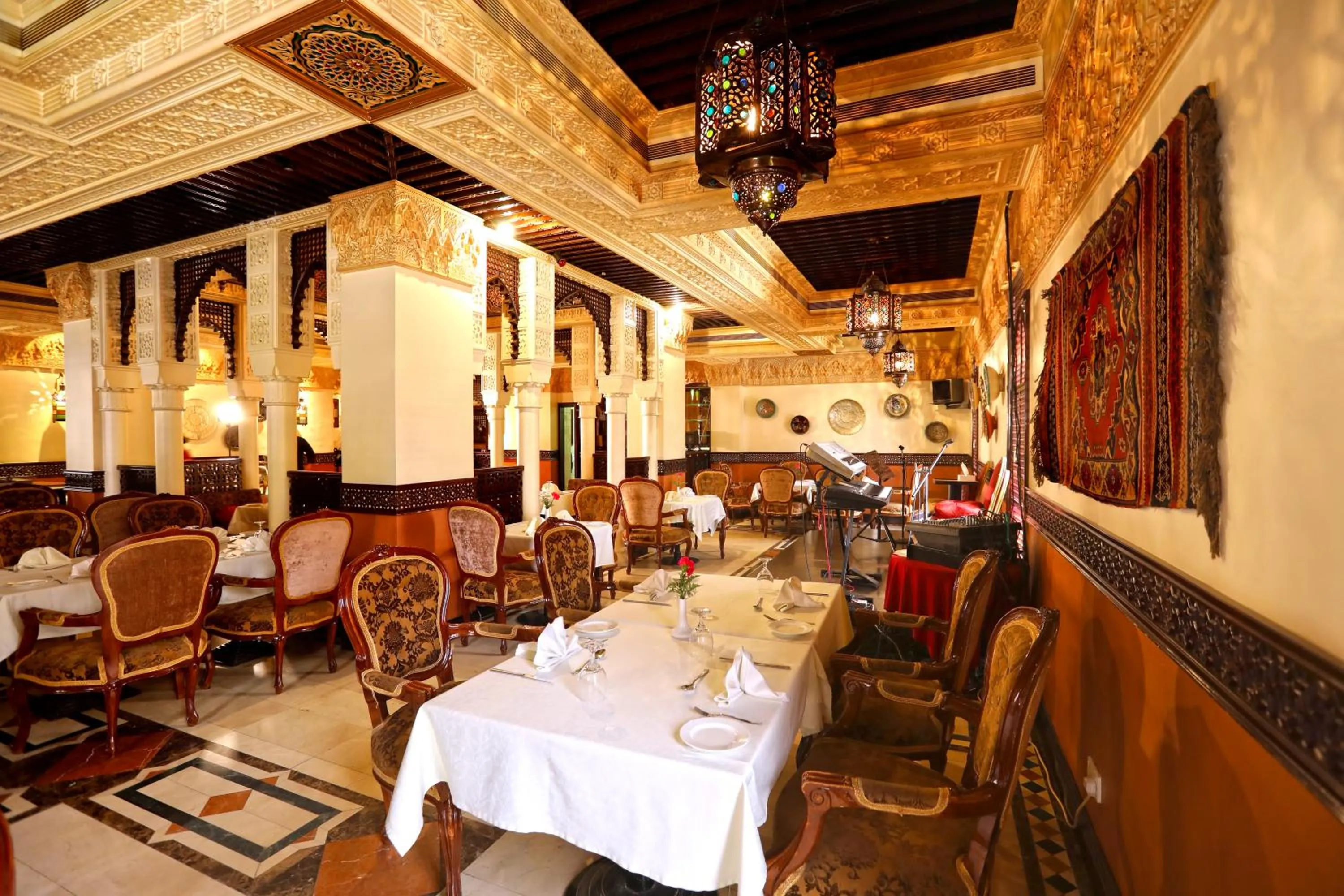 Restaurant/places to eat in Delmon International Hotel