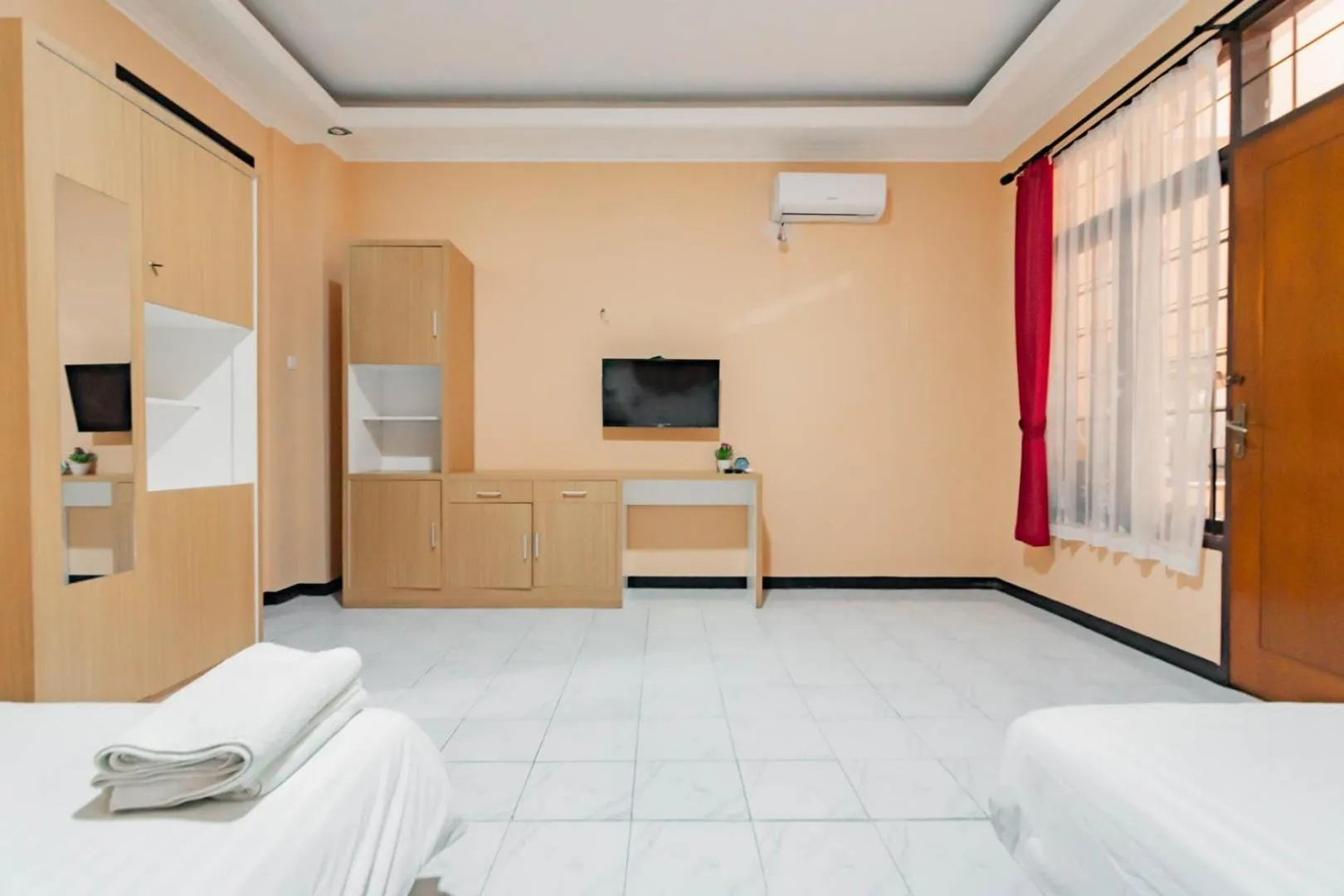 Bedroom, Bed in Shofy Guest House Mitra RedDoorz