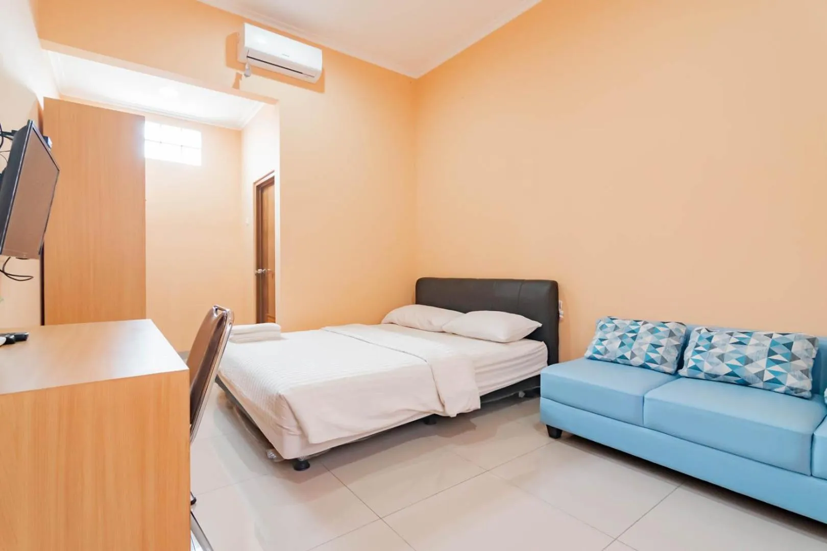 Bedroom, Bed in Shofy Guest House Mitra RedDoorz