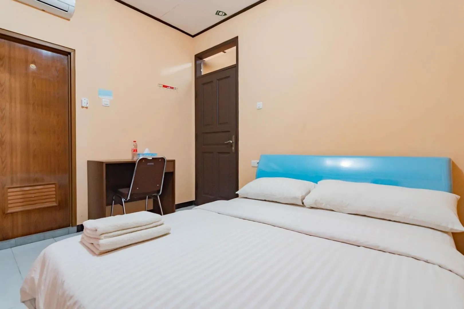 Bedroom, Bed in Shofy Guest House Mitra RedDoorz
