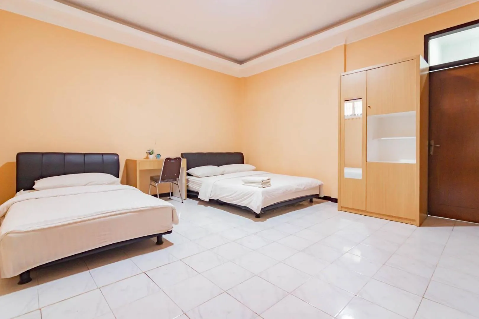 Bedroom, Bed in Shofy Guest House Mitra RedDoorz