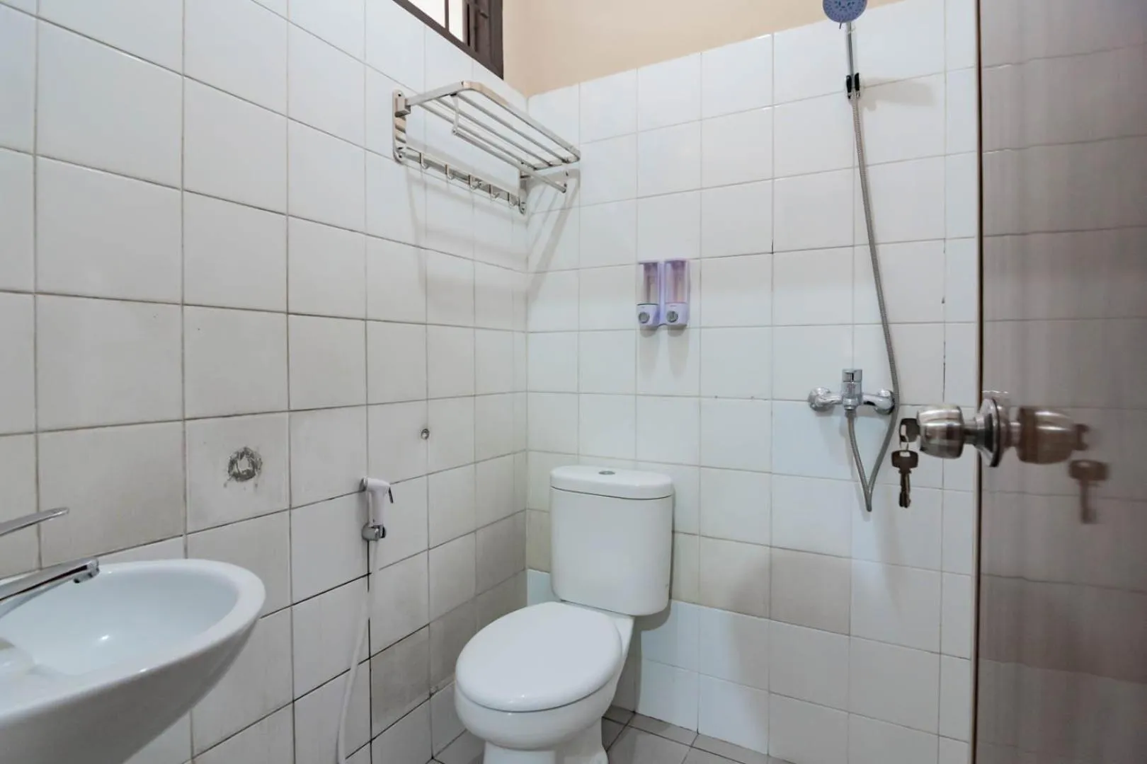 Bathroom in Shofy Guest House Mitra RedDoorz