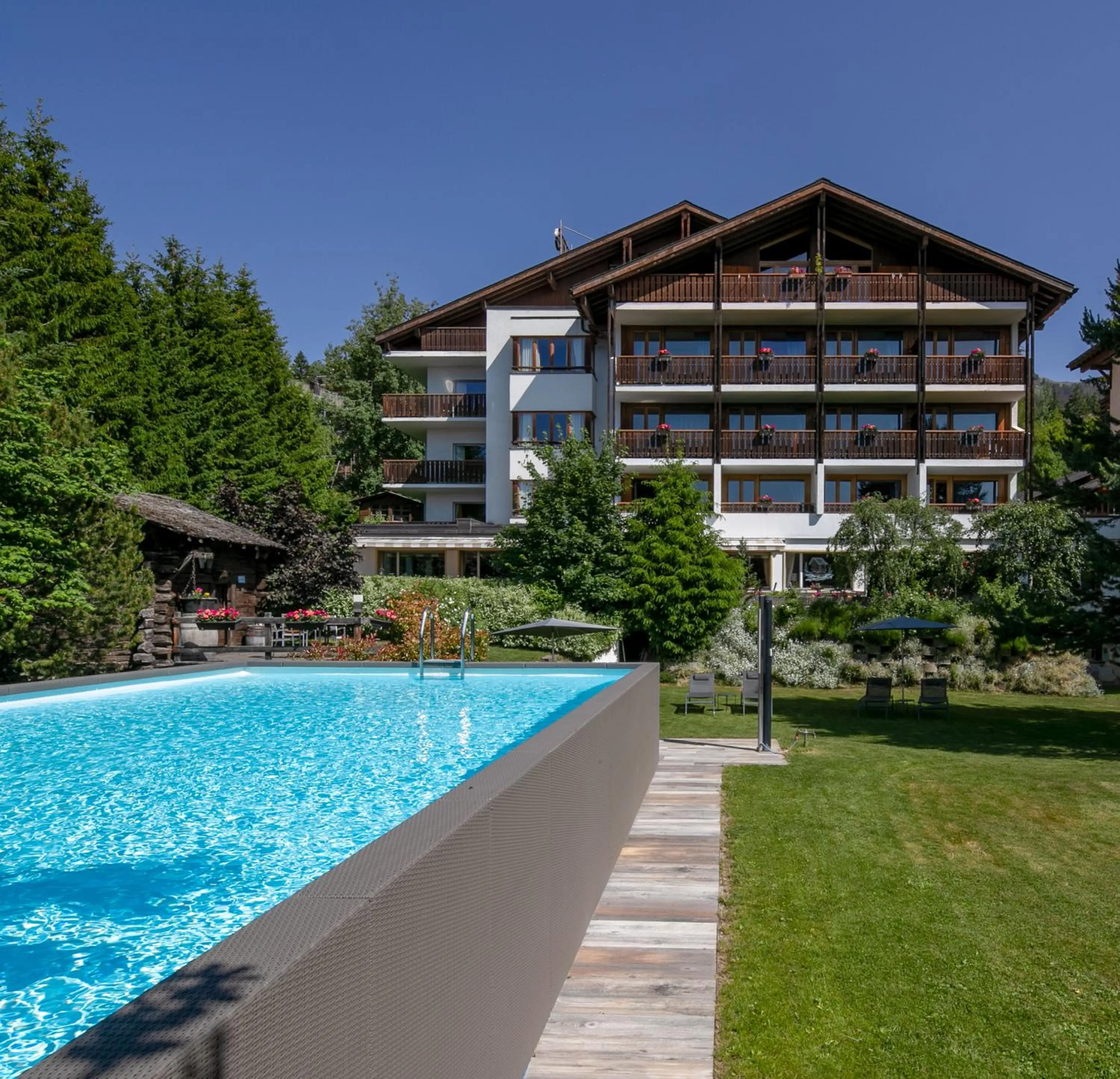 Facade/entrance in Hotel La Prairie