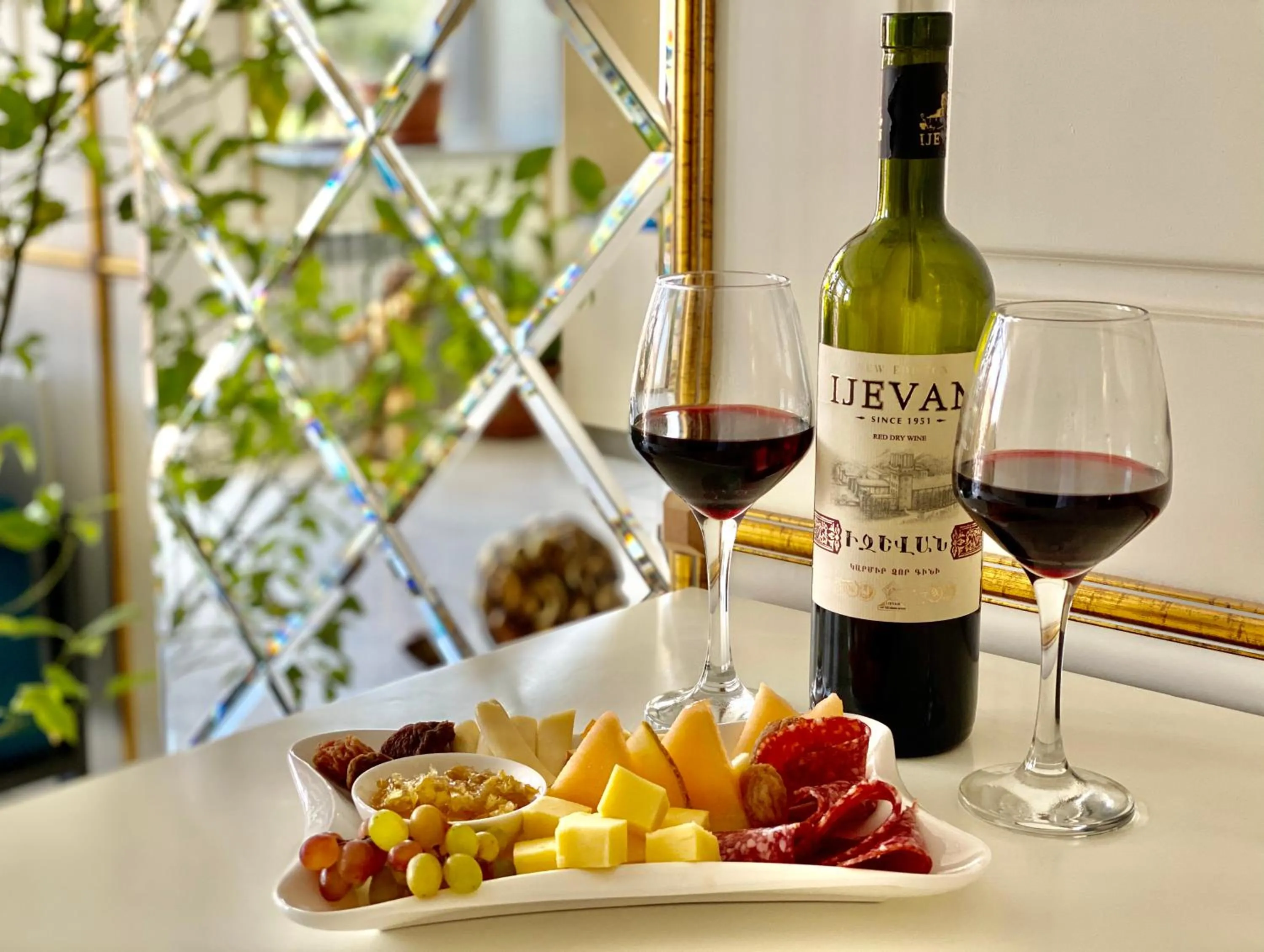 Restaurant/places to eat in Parvana Hotel