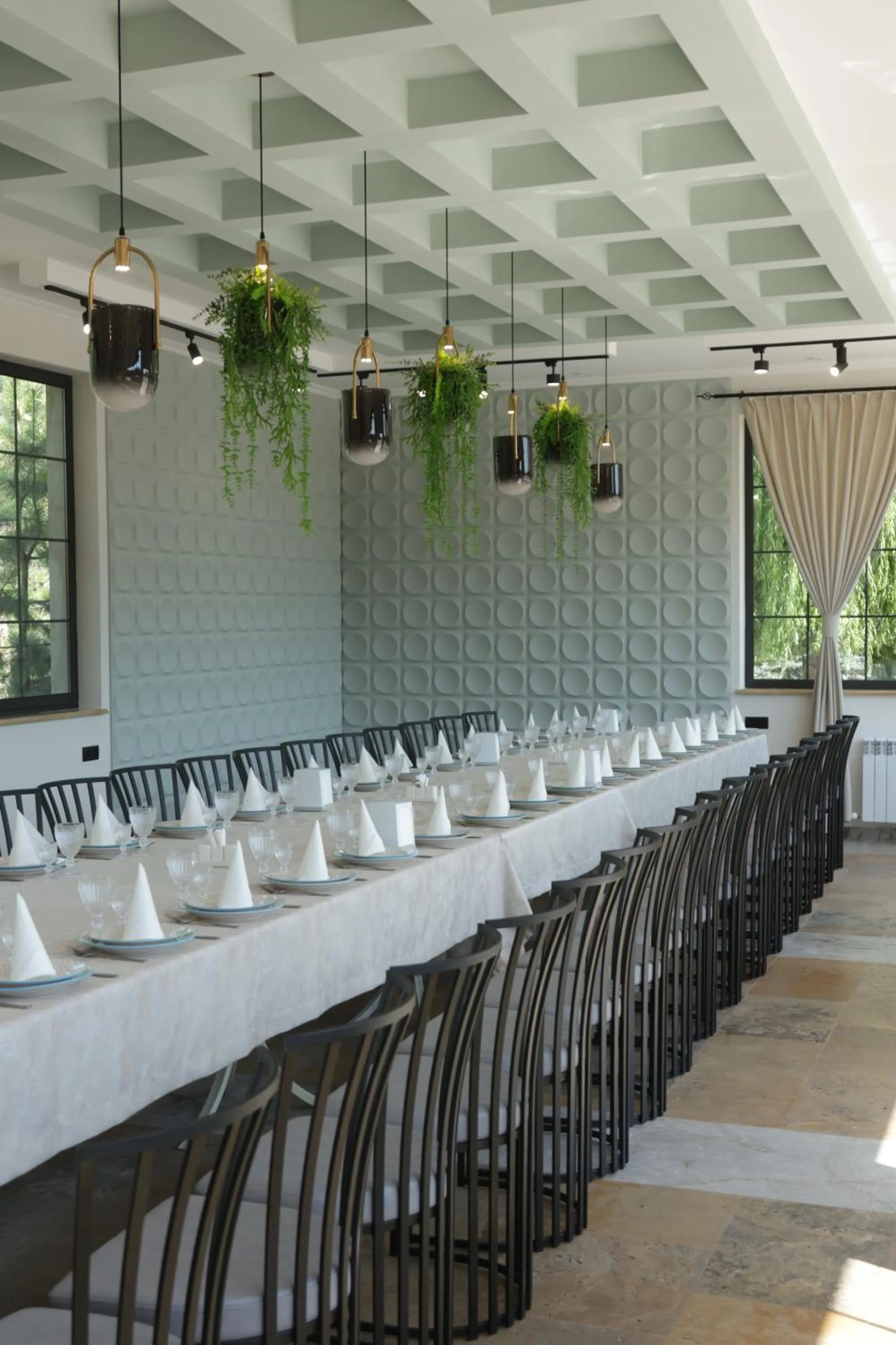 Restaurant/places to eat in Parvana Hotel