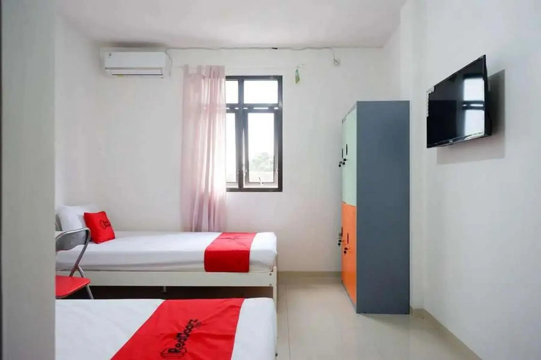 Bedroom, Bed in RedDoorz Syariah near Universitas Jenderal Soedirman 2