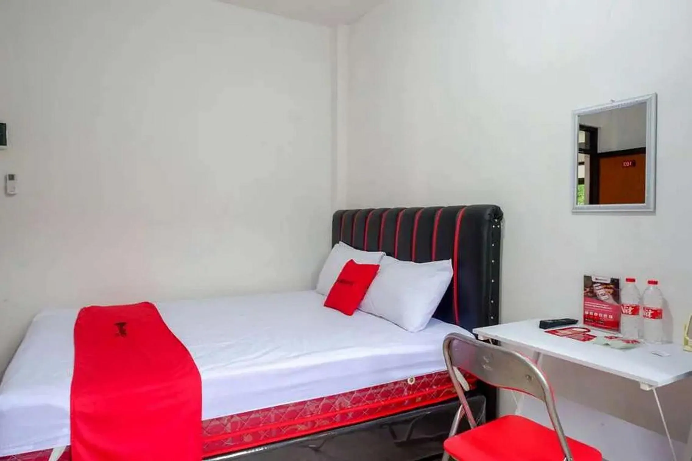 Bedroom, Bed in RedDoorz Syariah near Universitas Jenderal Soedirman 2