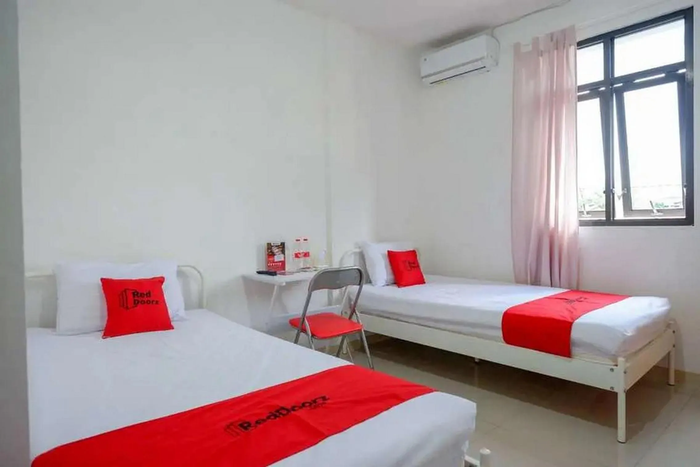 Bedroom, Bed in RedDoorz Syariah near Universitas Jenderal Soedirman 2