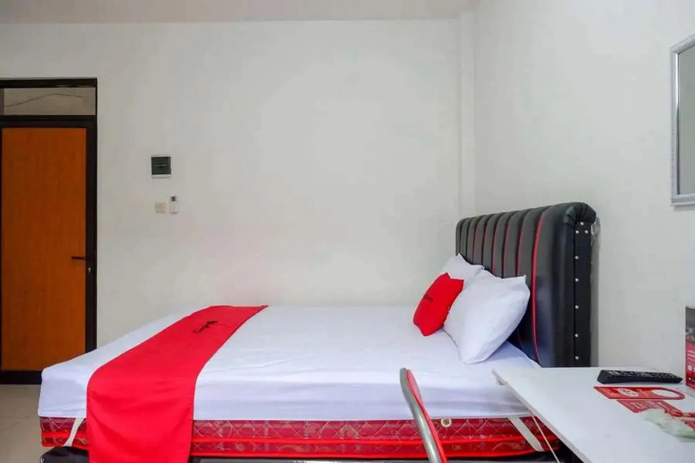 Bedroom, Bed in RedDoorz Syariah near Universitas Jenderal Soedirman 2