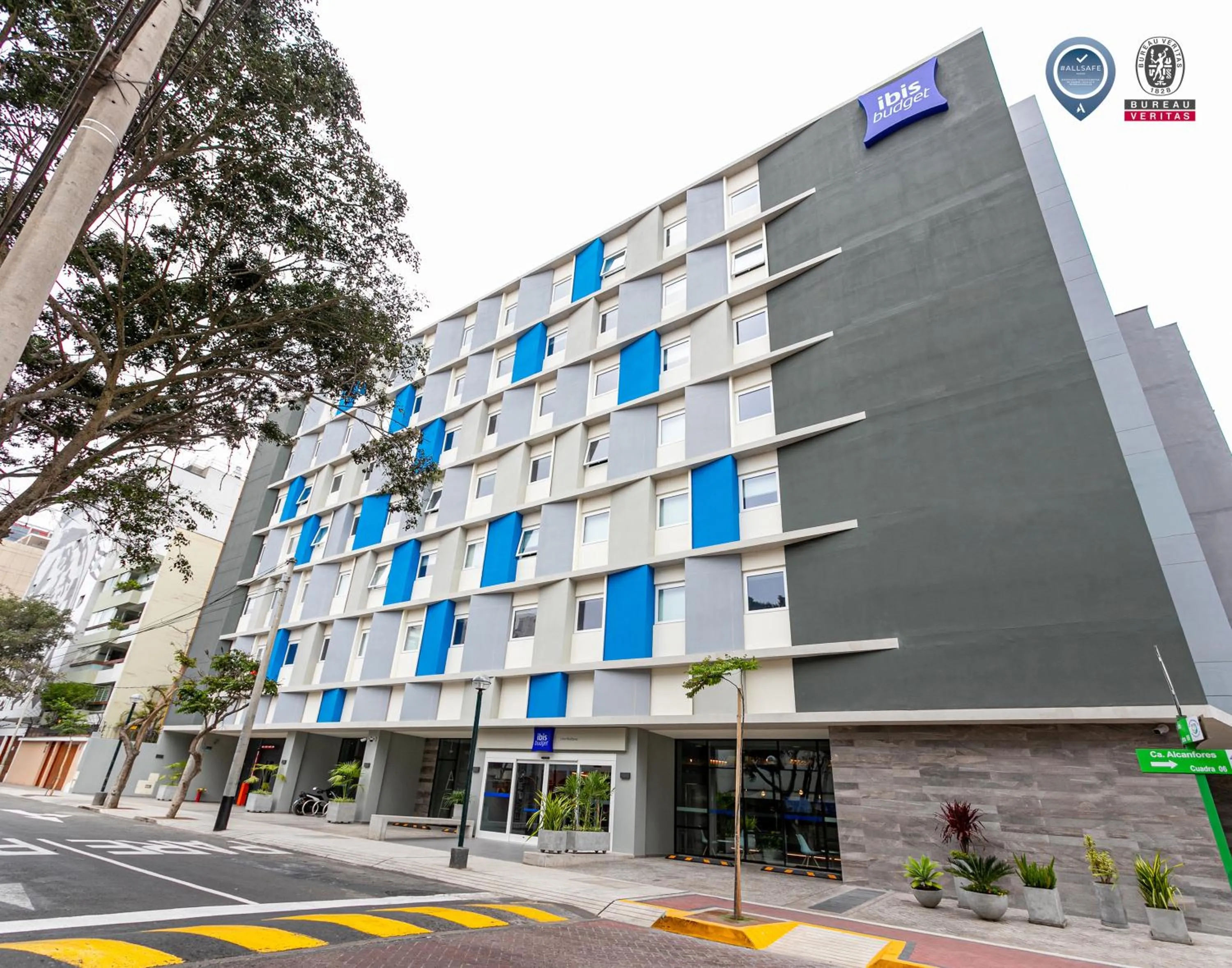 Facade/entrance in ibis budget Lima Miraflores