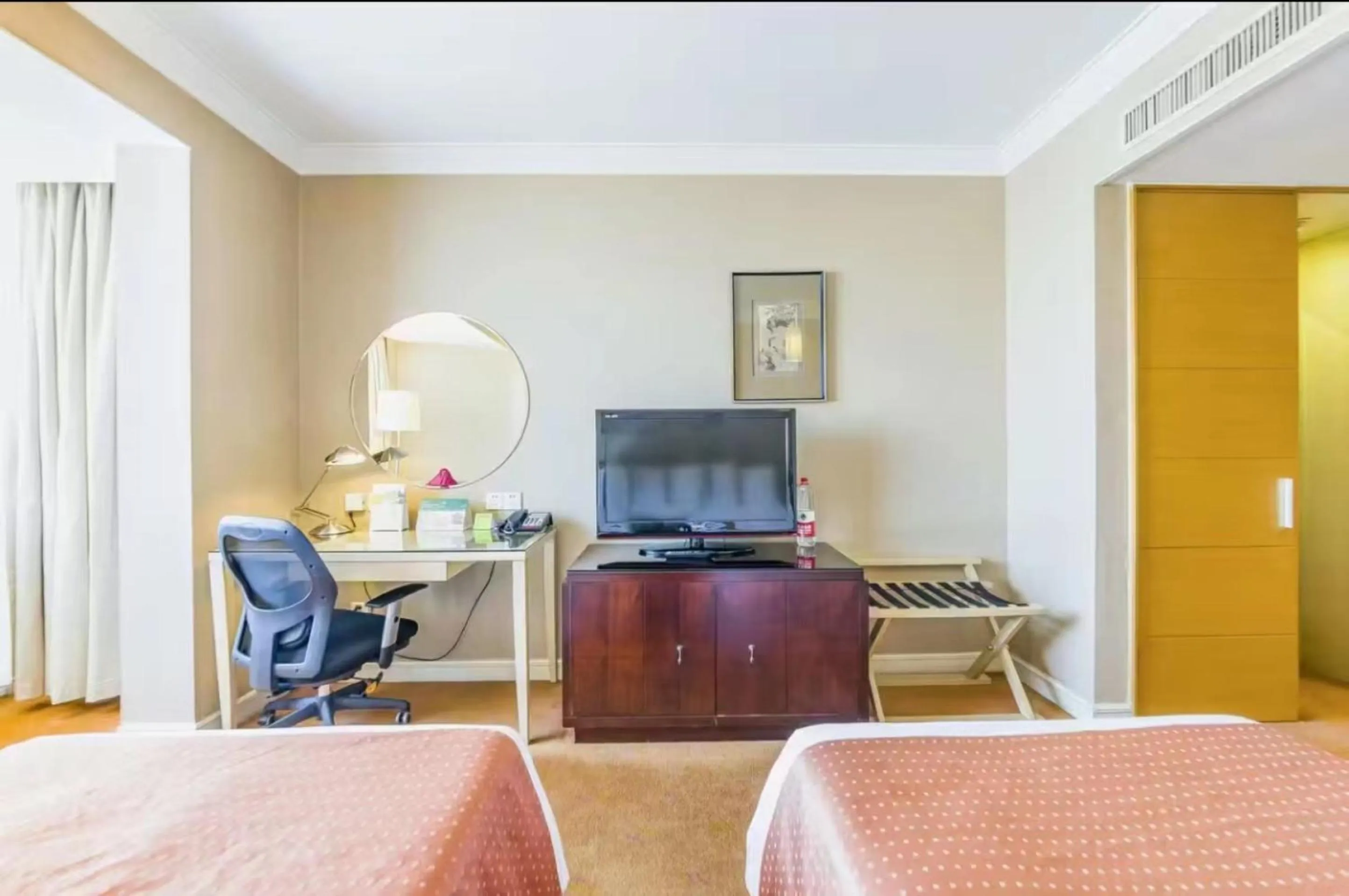 Property building, Bed in Holiday Inn Temple Of Heaven Beijing by IHG