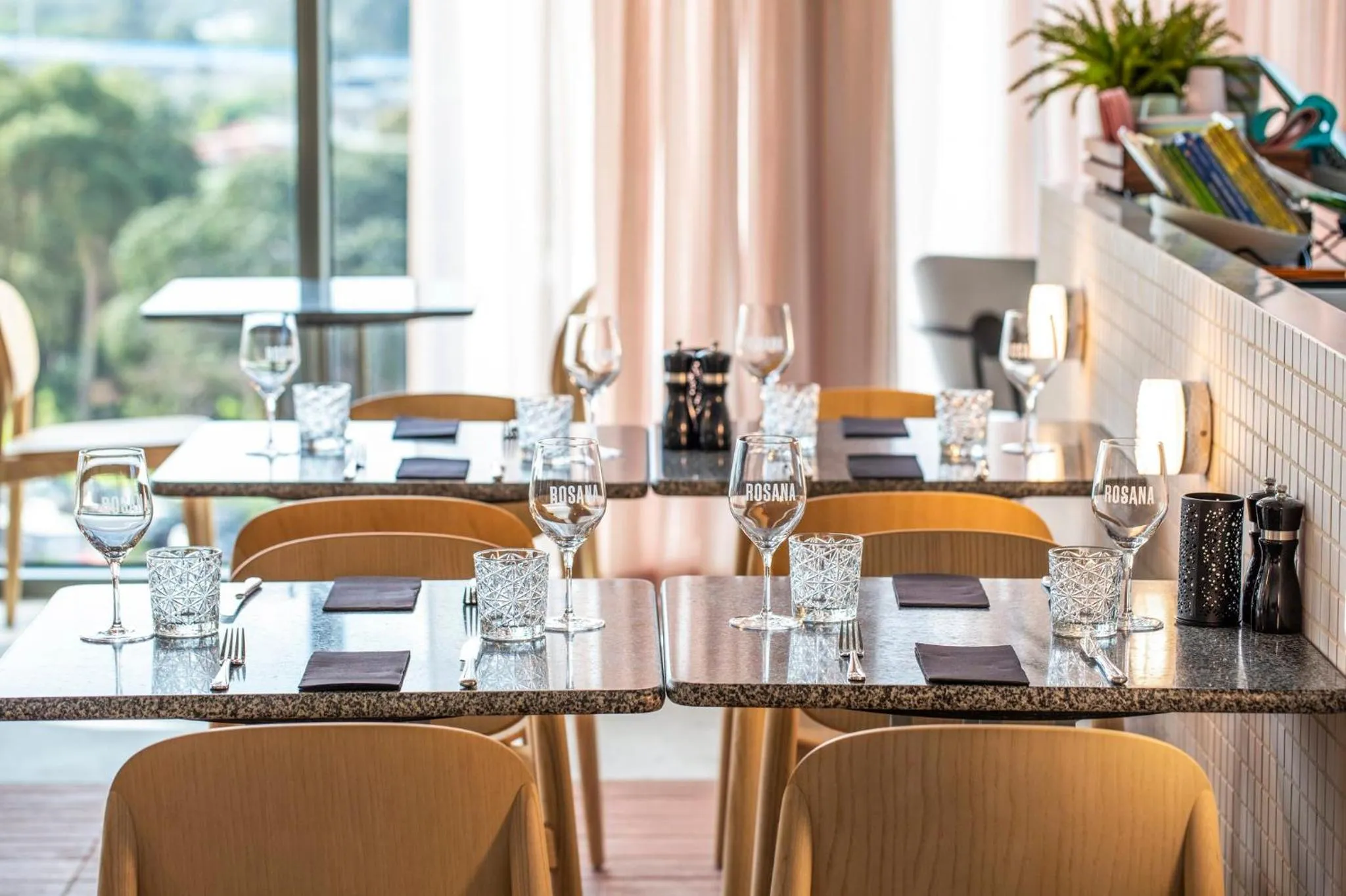 Restaurant/places to eat in Holiday Inn Werribee by IHG