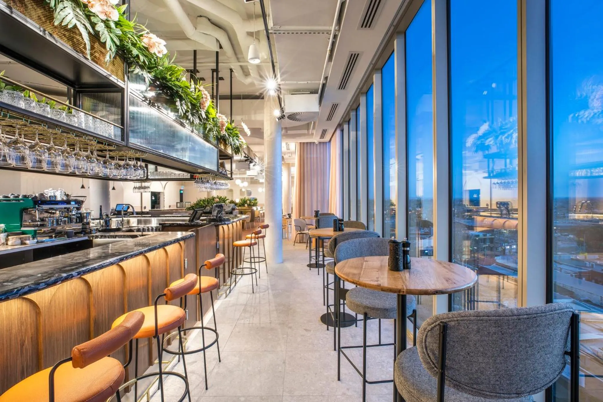 Lounge or bar in Holiday Inn Werribee by IHG