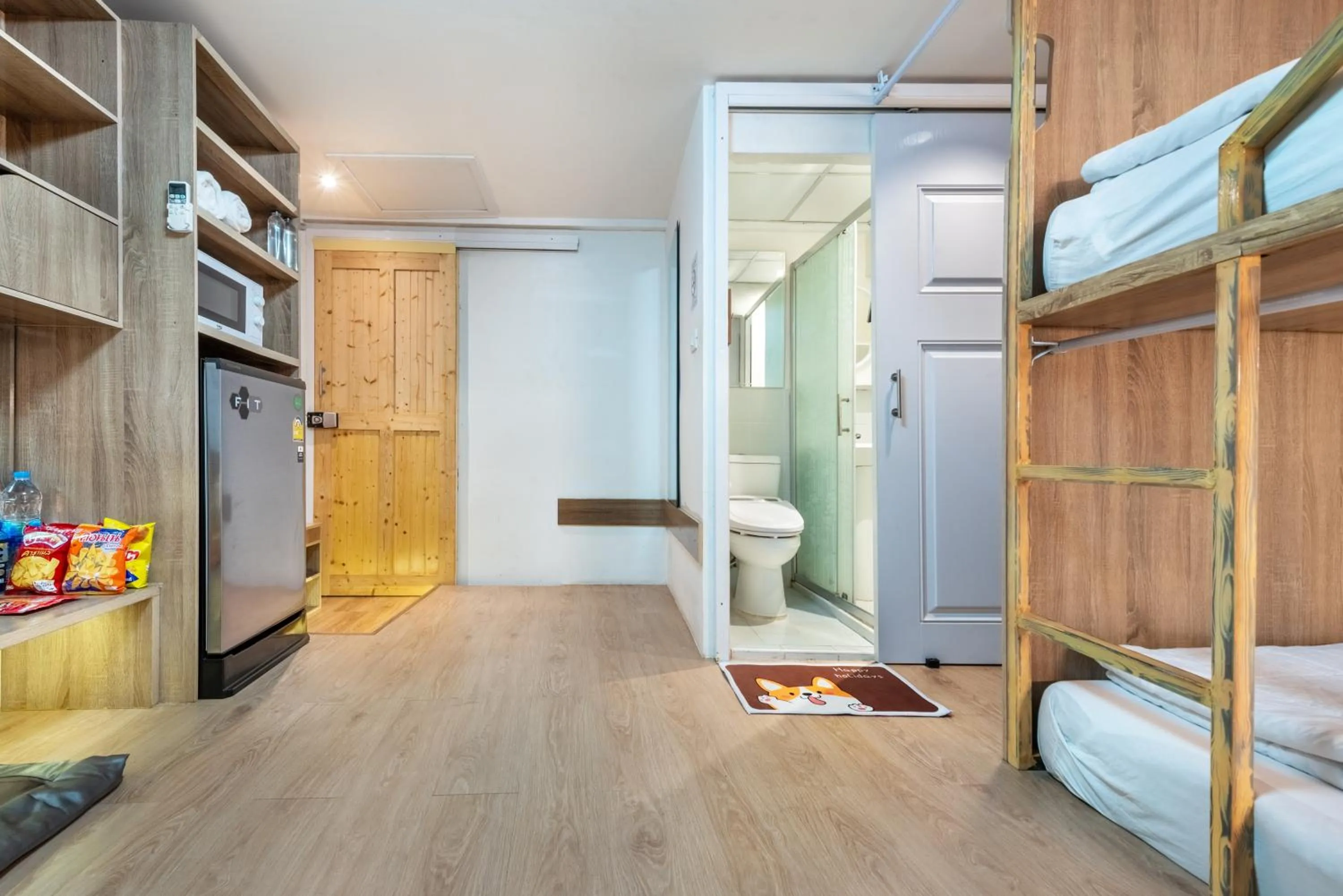 Photo of the whole room in โรงแรมชิบะรูม นครราชสีมา สาขามหาวิทยาลัยเทคโนโลยีสุรนารี