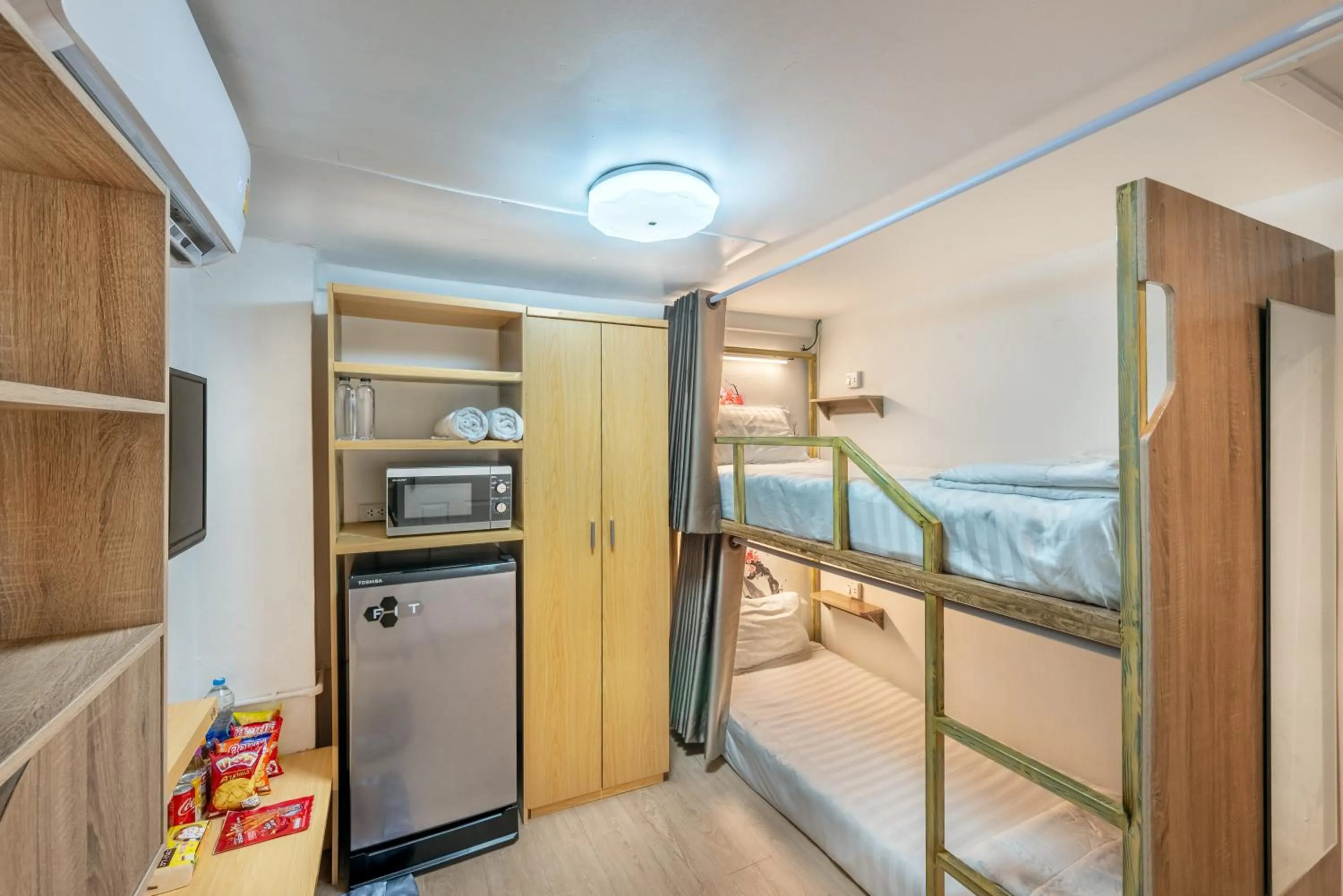 wardrobe, Bed in โรงแรมชิบะรูม นครราชสีมา สาขามหาวิทยาลัยเทคโนโลยีสุรนารี