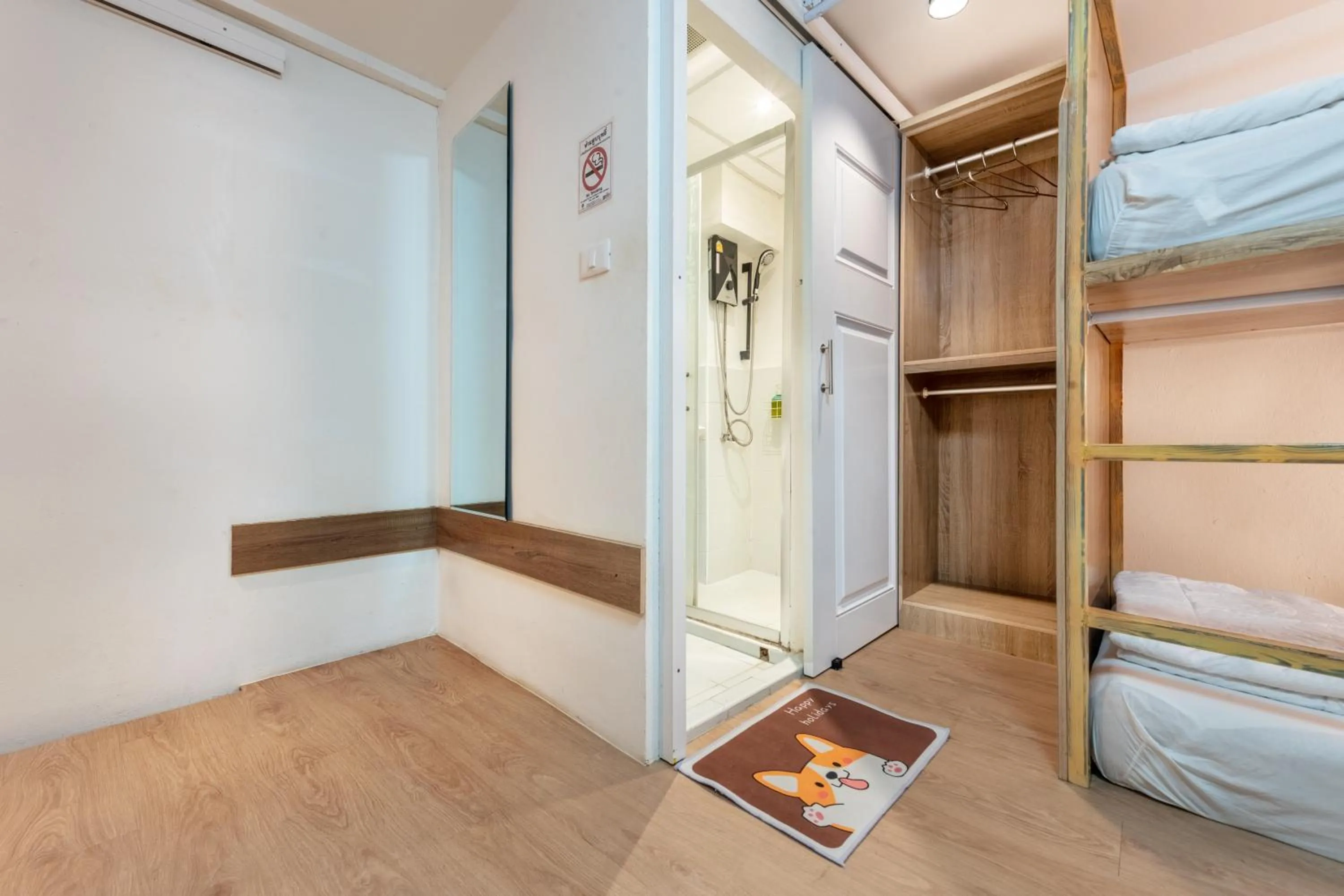 Shower, Bed in โรงแรมชิบะรูม นครราชสีมา สาขามหาวิทยาลัยเทคโนโลยีสุรนารี