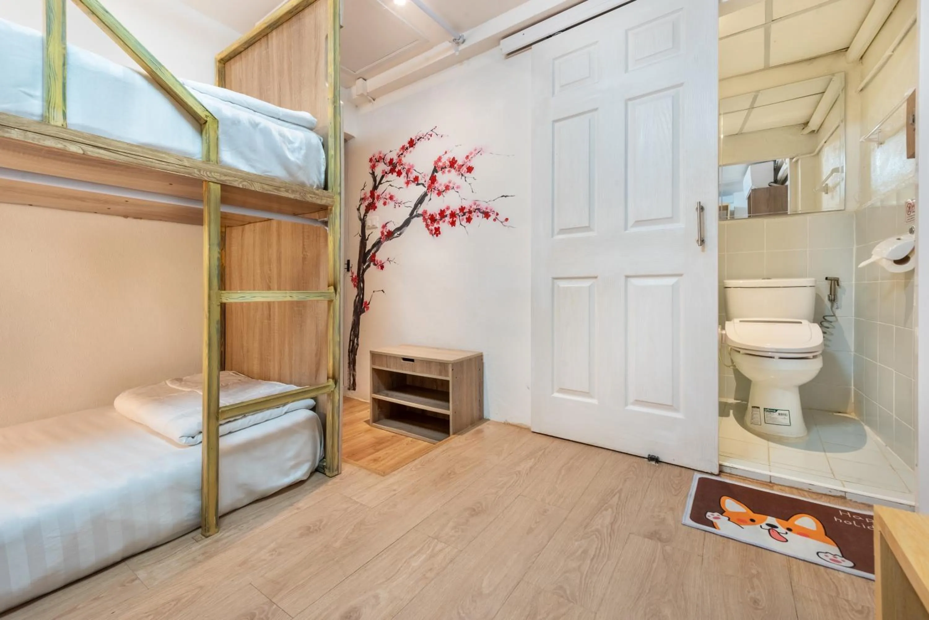 Toilet, Bed in โรงแรมชิบะรูม นครราชสีมา สาขามหาวิทยาลัยเทคโนโลยีสุรนารี