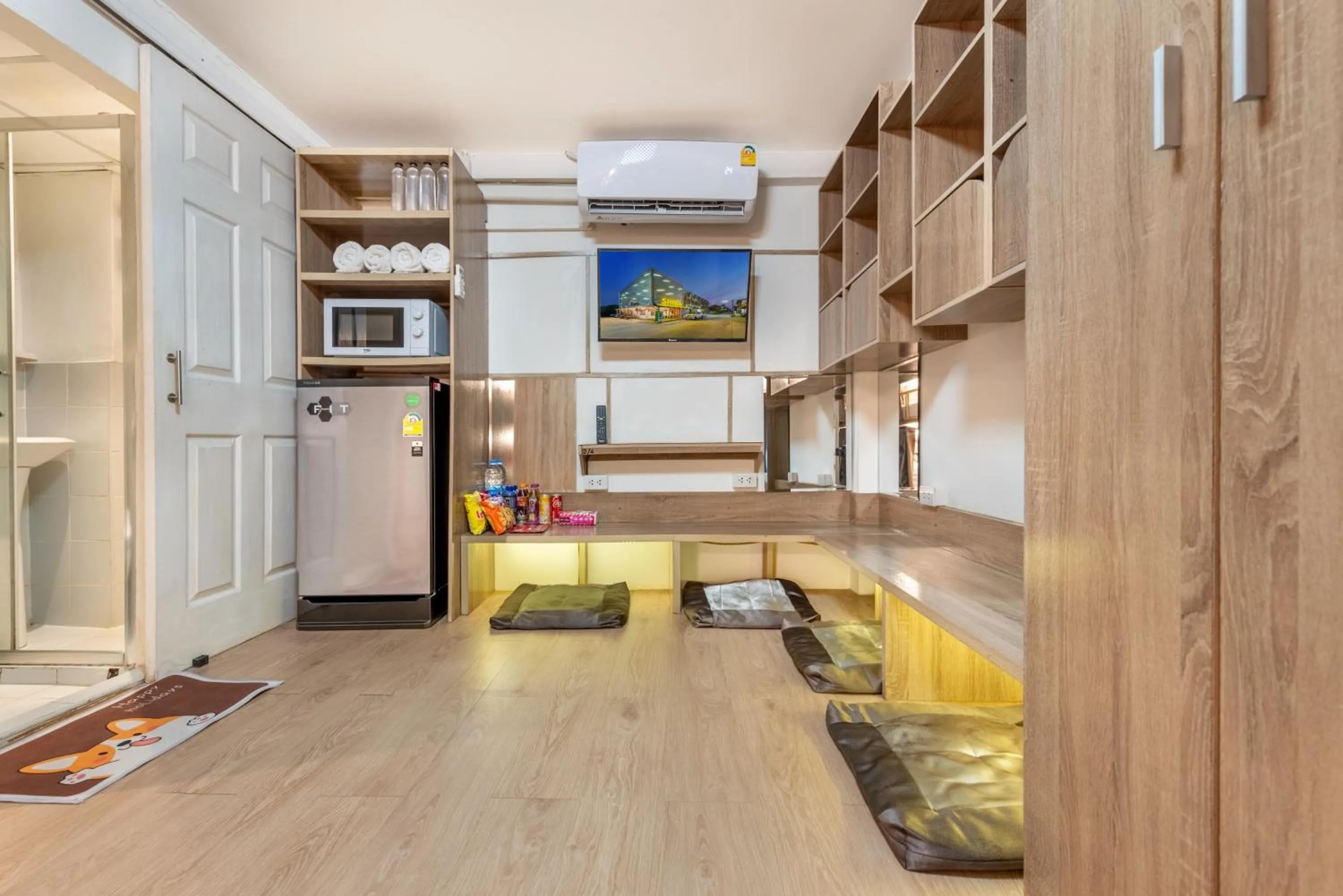 Photo of the whole room in โรงแรมชิบะรูม นครราชสีมา สาขามหาวิทยาลัยเทคโนโลยีสุรนารี