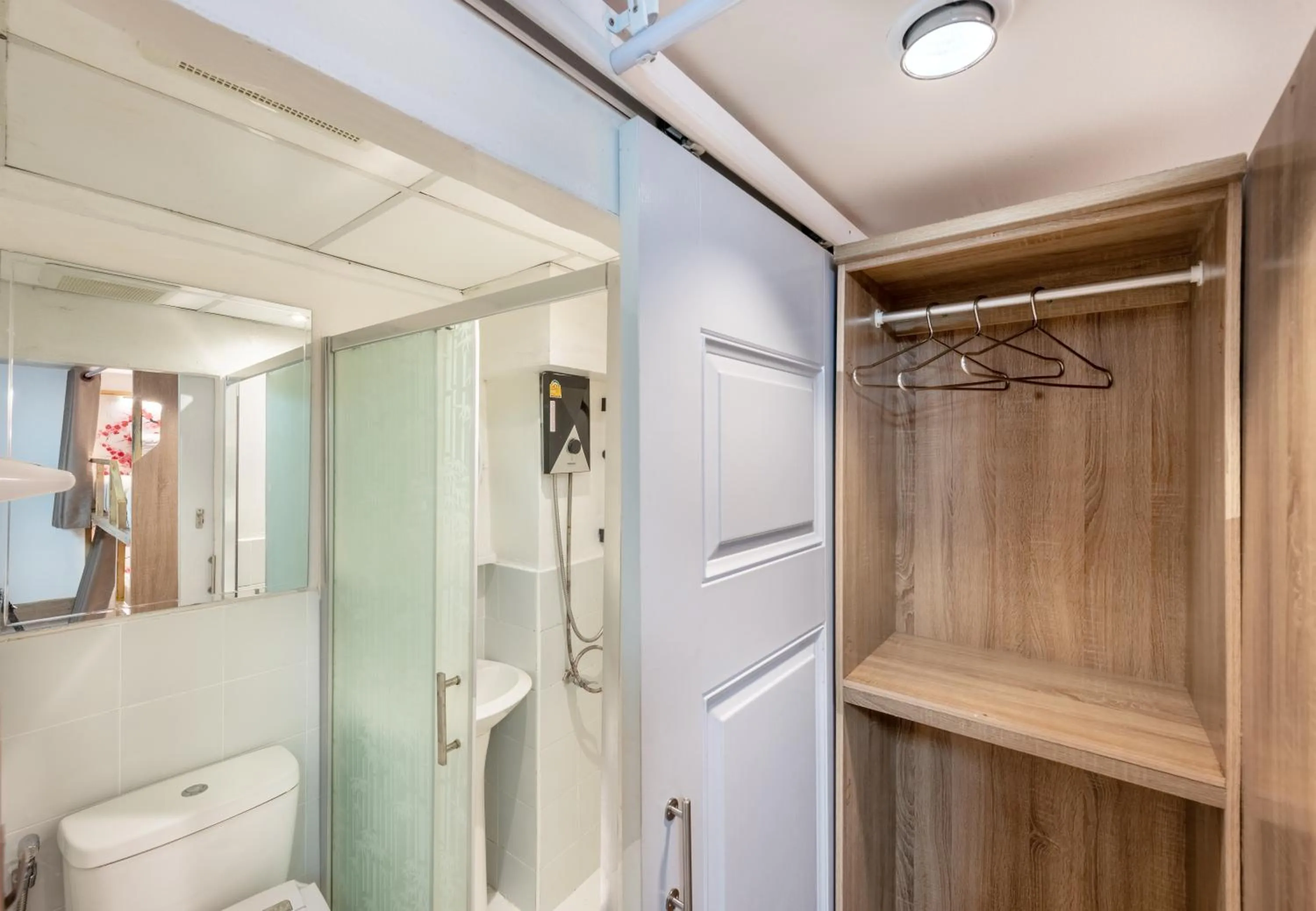 Toilet in โรงแรมชิบะรูม นครราชสีมา สาขามหาวิทยาลัยเทคโนโลยีสุรนารี